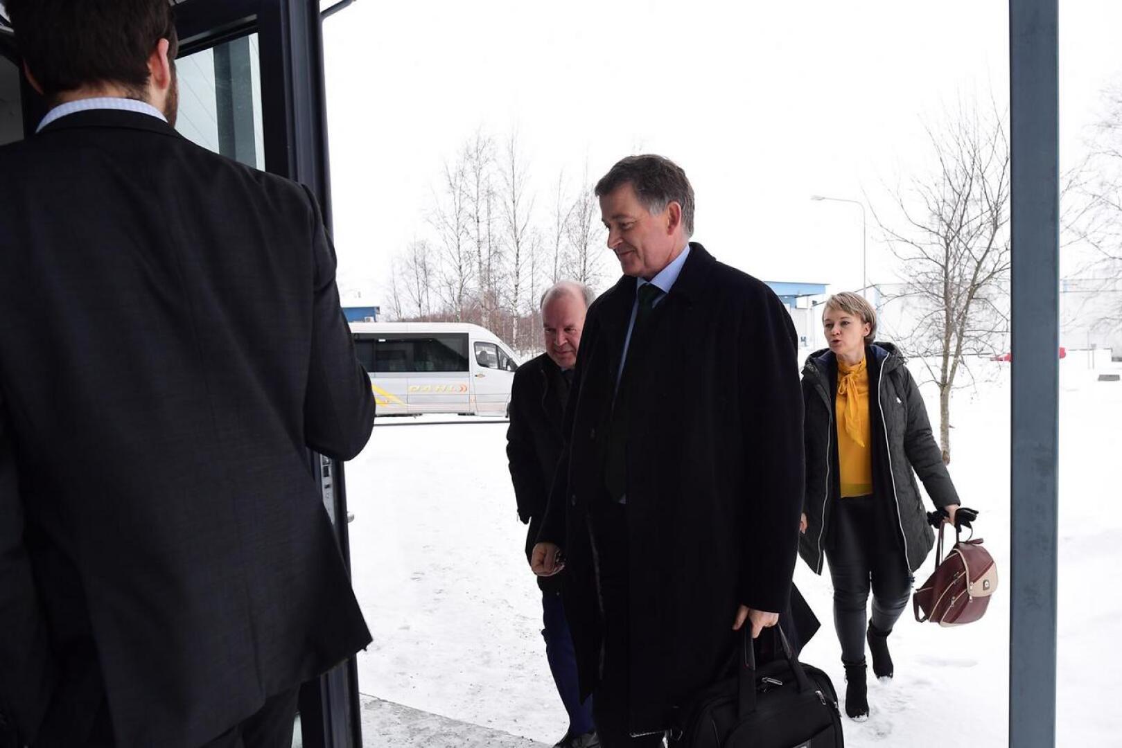 Ruotsin suurlähettiläs Anders Ahnlid vierailee torstaina Kokkolassa, vierailu alkoi käynnillä Kewatekin toimitiloissa. 