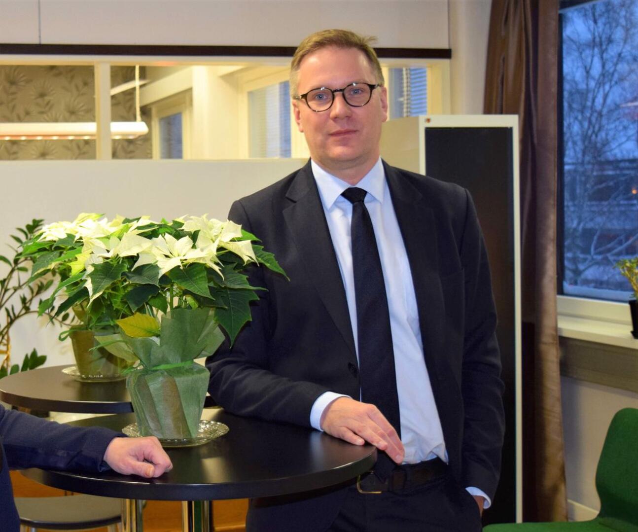 Mats Brandt aloittaa osa-aikaisena Pohjanmaan hyvinvointikuntayhtymän strategiajohtajana marraskuussa. Uudenkaarlepyyn kaupunginjohtajan pestiin hän astui kaksi vuotta sitten.
