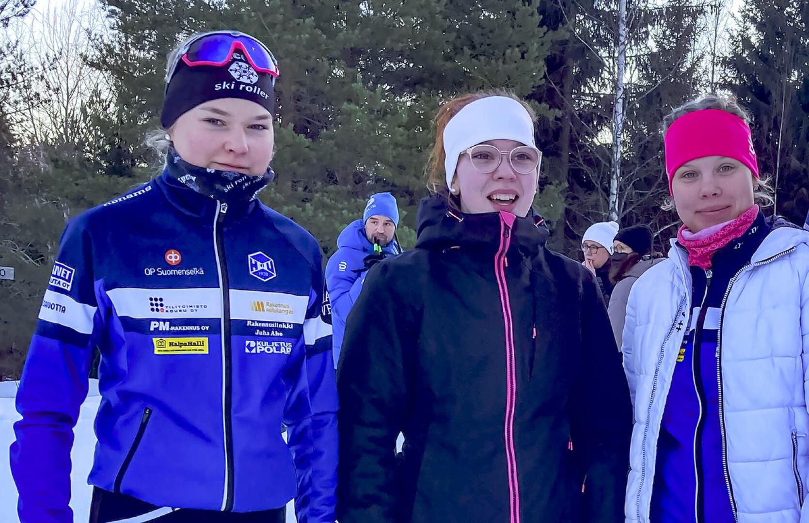 Anni Niku, Riina Taskila ja Viivi Jylänki hiihtivät nuorten SM-viestissä N20-sarjassa sijalle 17.