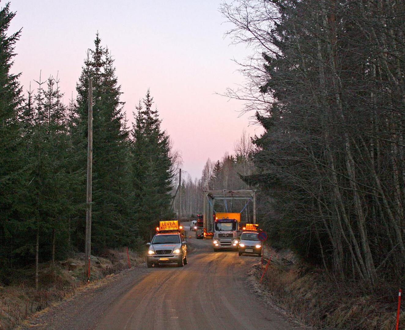 Rautasilta lähti erikoiskuljetuksella Vetelin Siponkoskelta kohti Perhon Oksakoskea varhaisena aamuna lokakuun lopussa 2010.
