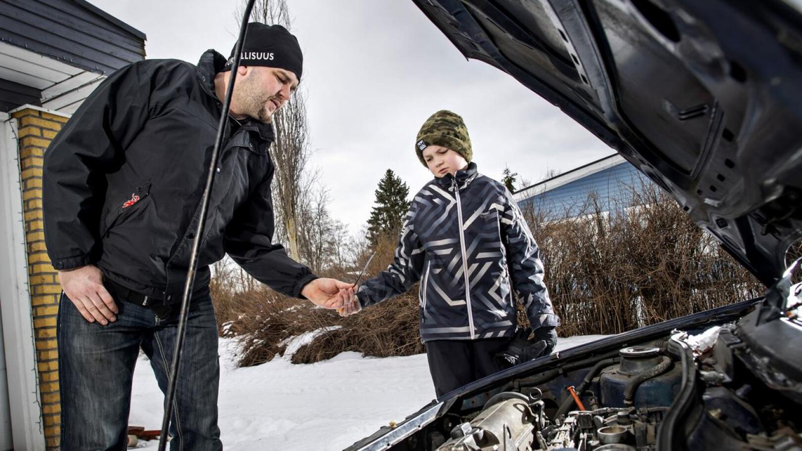 Kimmo Pöyhönen korjaa työkseen autoja ja koneita, mutta harrastaa ruuvailua myös vapaa-ajalla poikiensa kanssa.