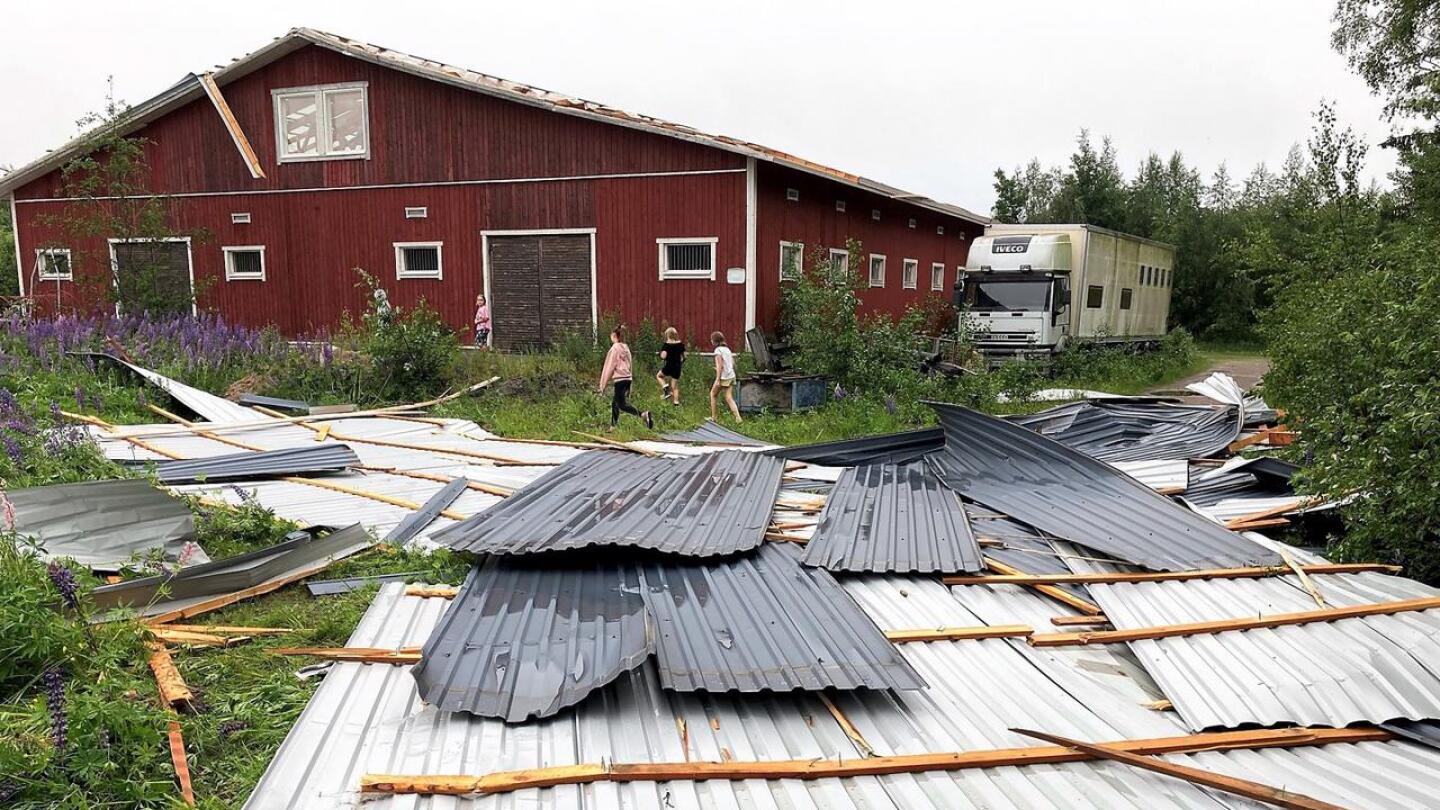 Myrsky repi Pietarsaaressa sijaitsevan Fäbodantien ratsastustallin katon.