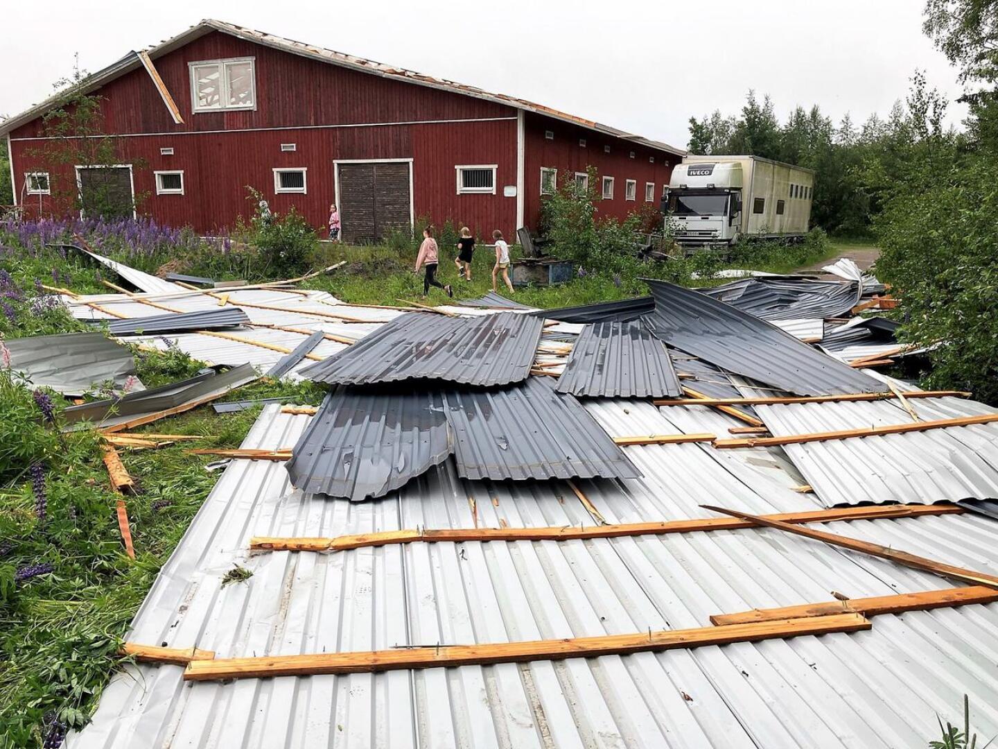 Myrsky repi Pietarsaaressa sijaitsevan Fäbodantien ratsastustallin katon.