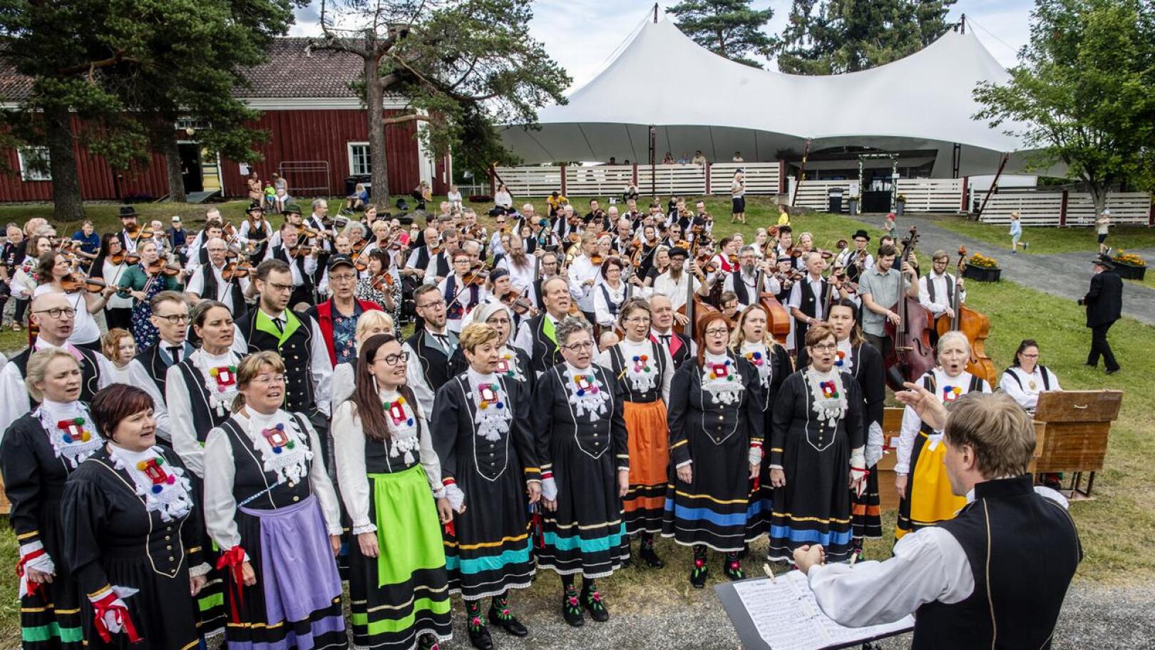 Hääkuoro ja Aapintuvan pelimannit esiintyivät Pelimannitalon rinteessä ennen avajaisjuhlaa.