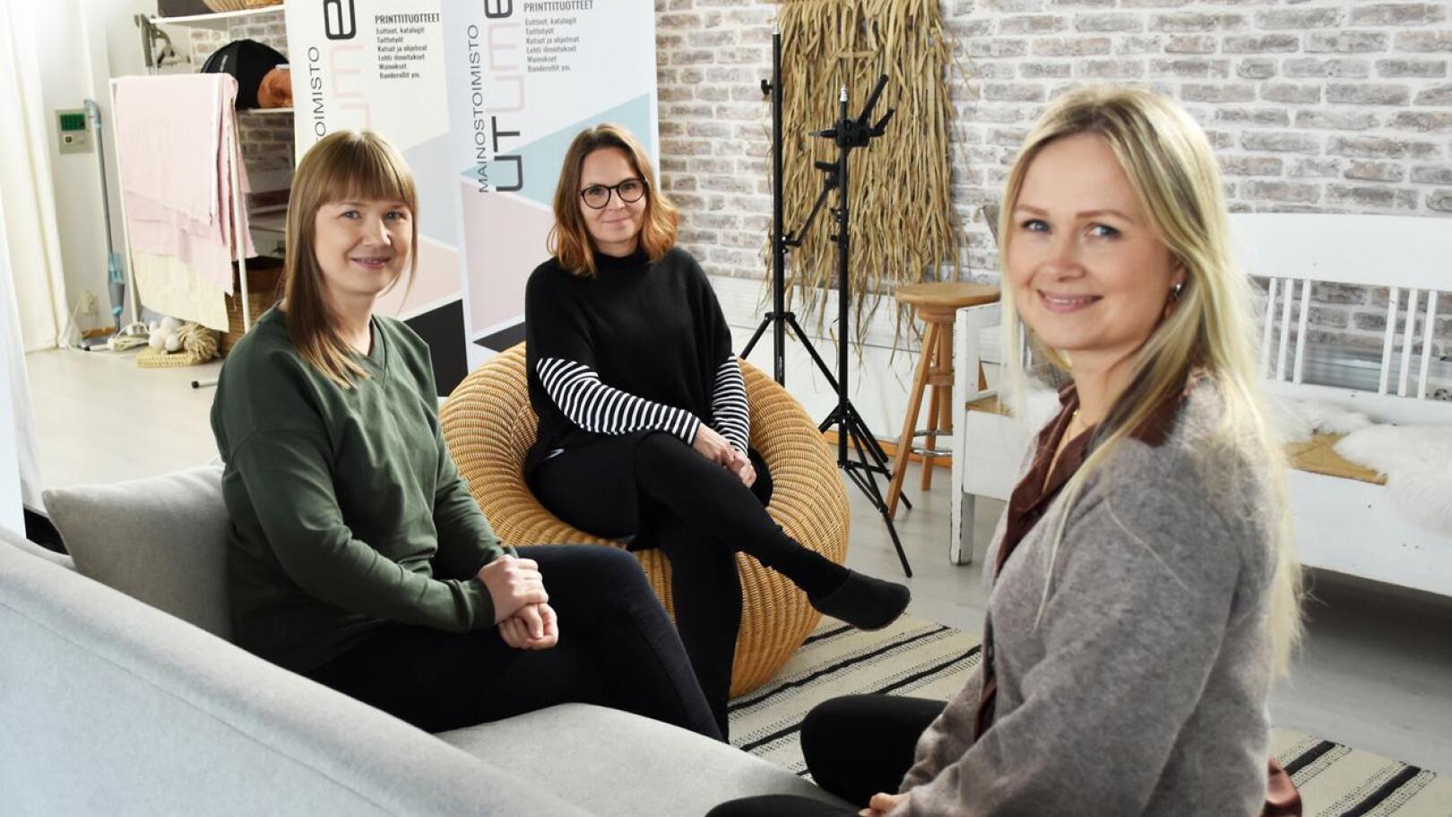 Mira Haukipuro ja Ulla Hiltunen pyörittivät mainostoimistoa alkuun sivutöinä kotinkonttoreista. Nyt tekemistä riittää jo niin paljon, että vahvistukseksi tiimiin palkattiin työntekijä, Anne Liukkonen. 