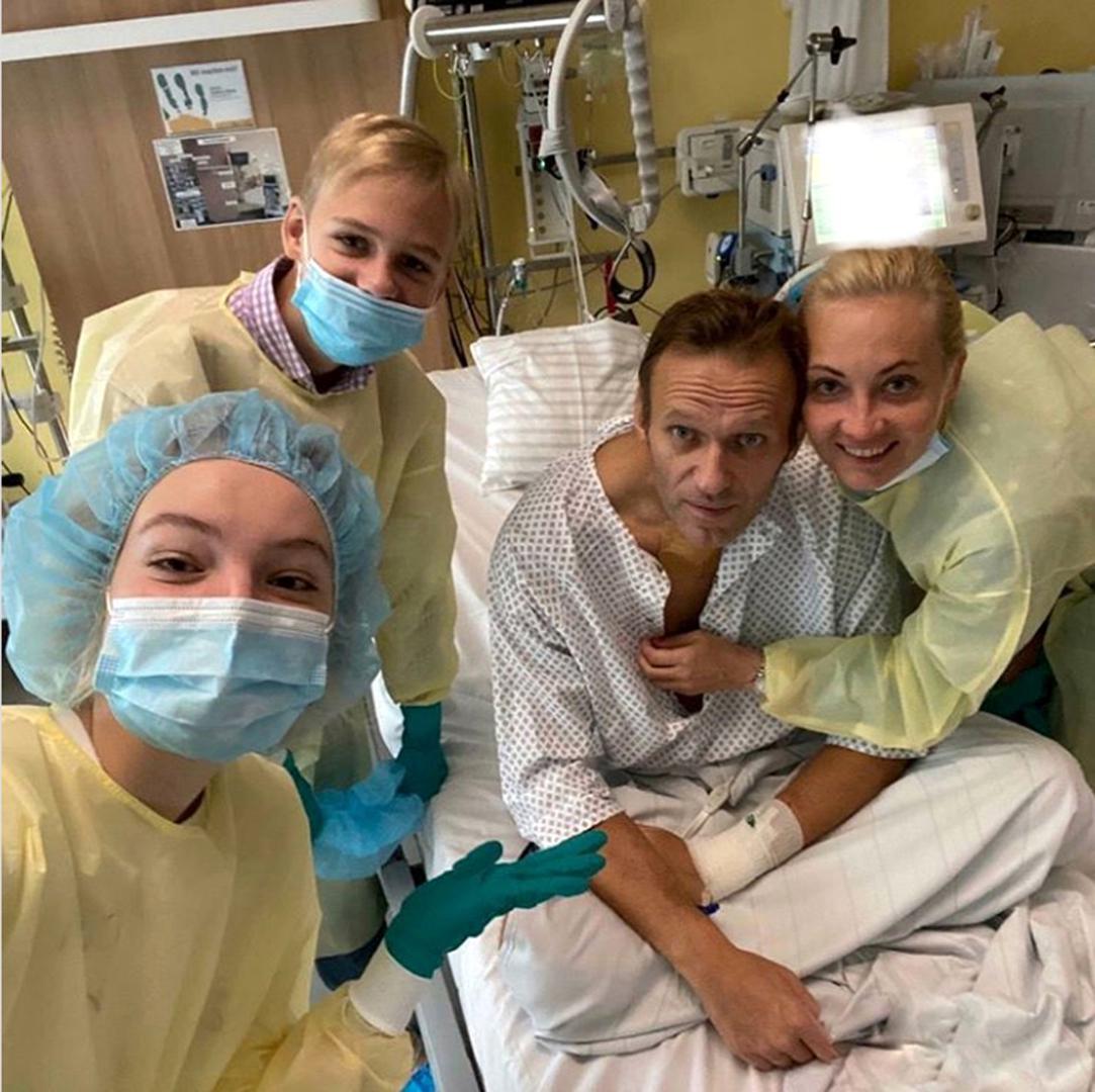Aleksei Navalnyi julkaisi Instagram-tililään viime viikon tiistaina kuvan itsestään perheensä ympäröimänä Charité-sairaalasta Berliinissä.