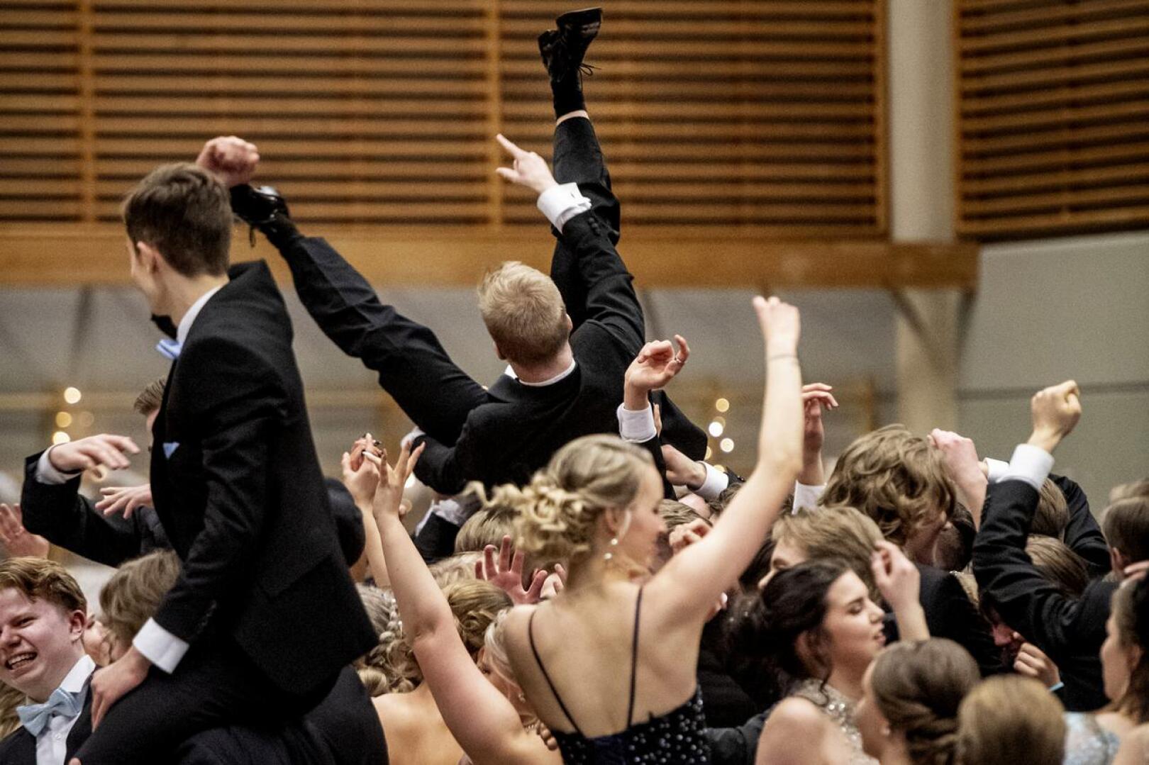 Nyt näyttää siltä, että vanhojen tanssit voidaan järjestää perjantaina. Kuvassa Kokkolan suomalaisen lukion vanhojen tanssit Länsipuiston koululla vuodelta 2019.