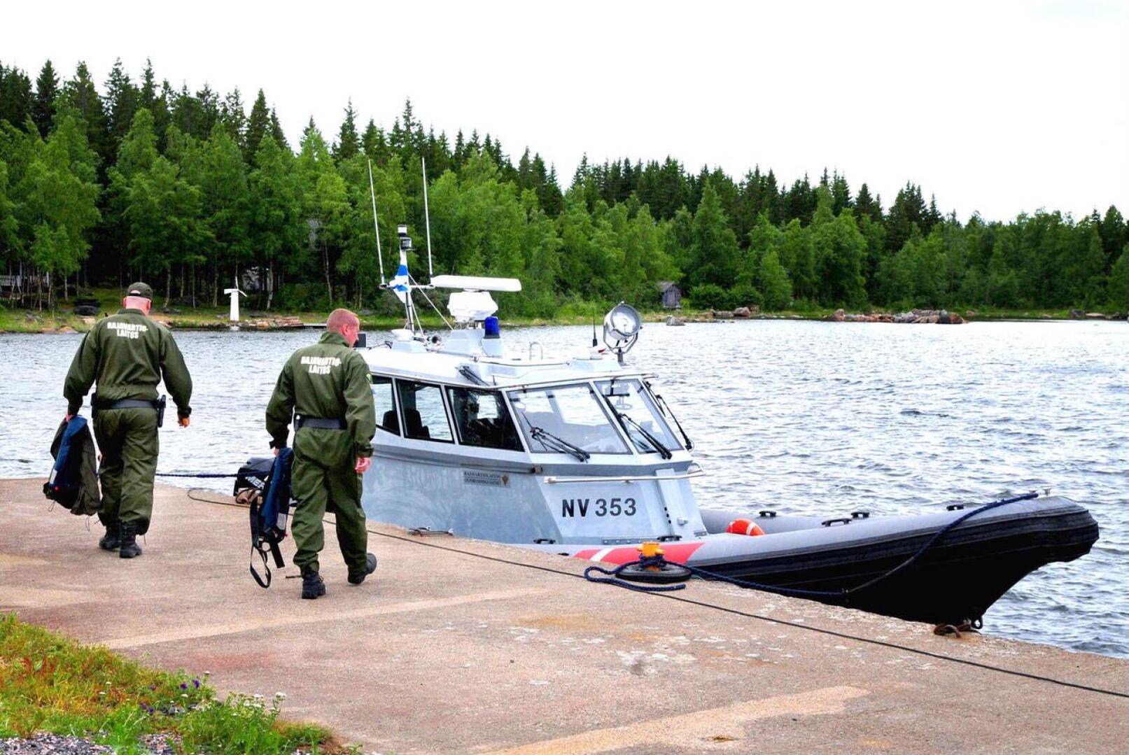 Kalajoen merivartioaseman laituri kesällä 2011. Kuvassa nuorempi merivartija Markus Kukkonen (vas.) ja vanhempi merivartija Ari Siipola. Arkistokuva.
