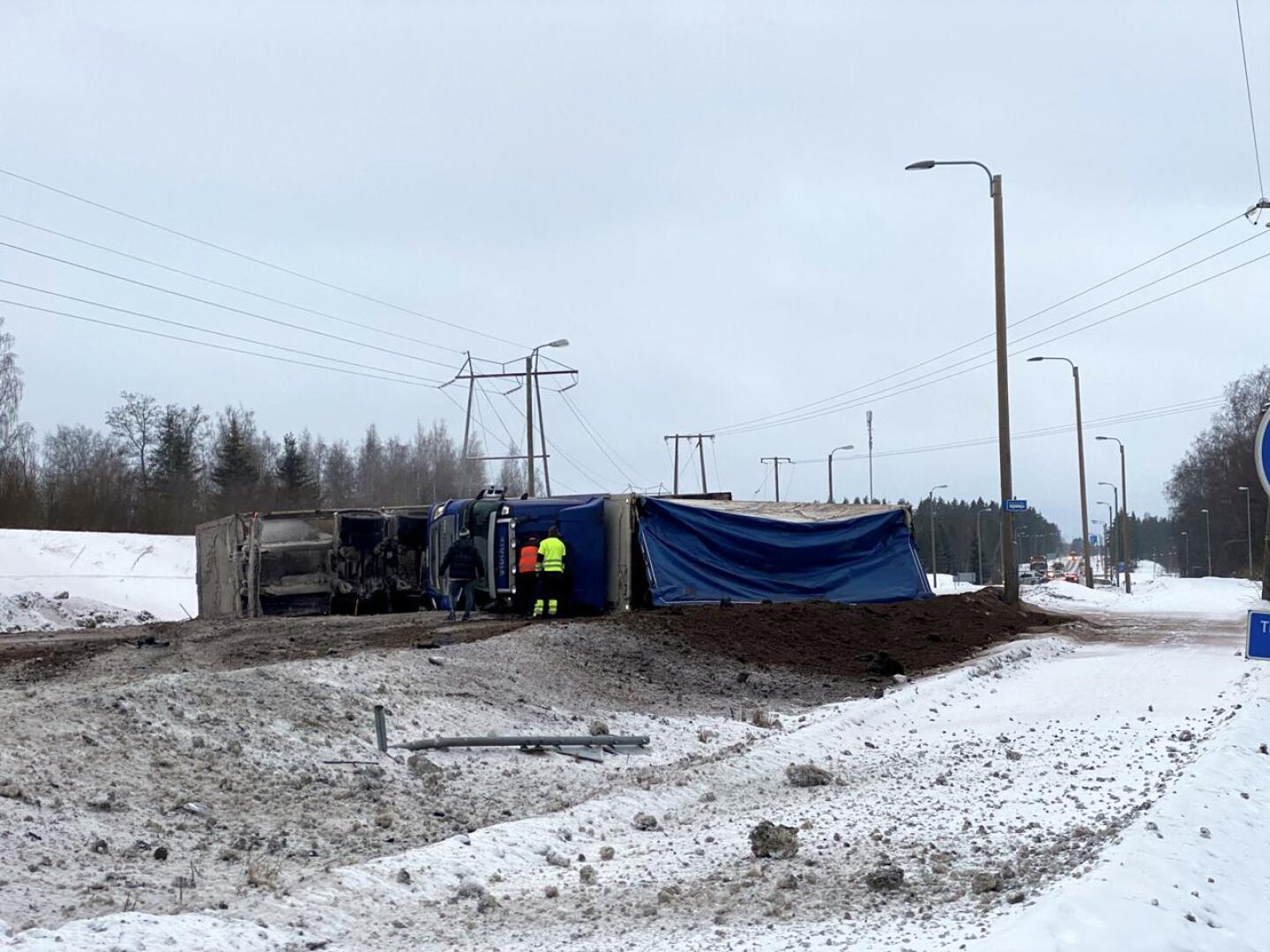 Onnettomuuspaikka oli Kolpintiellä Kilisaaren risteyksen kohdalla. Tielle hajonnut turvelasti kuljetettiin pois pienemmillä autoilla.