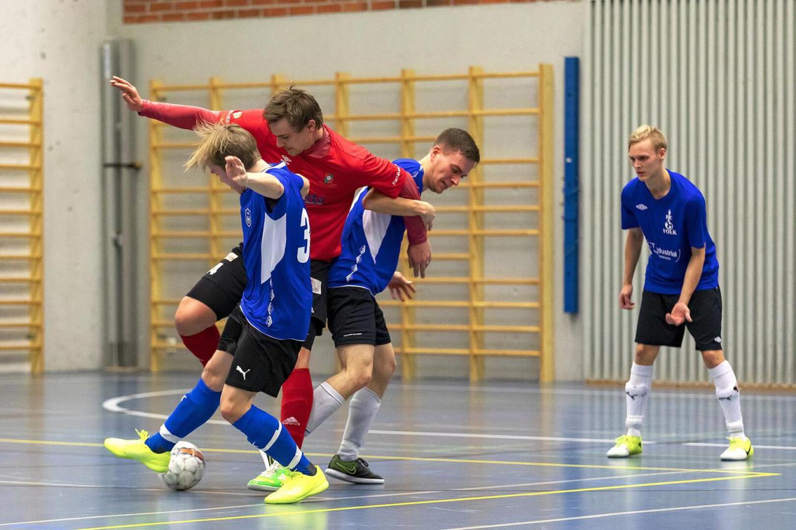 Rami Tirkkonen sai FC Folkilta kahden miehen adjutantit. Miikka Koivu (oikealla) seuraa, miten vuorossa olevat Joonas Nordman (vas.) ja Antti Mäntysaari selviävät tehtävästä.