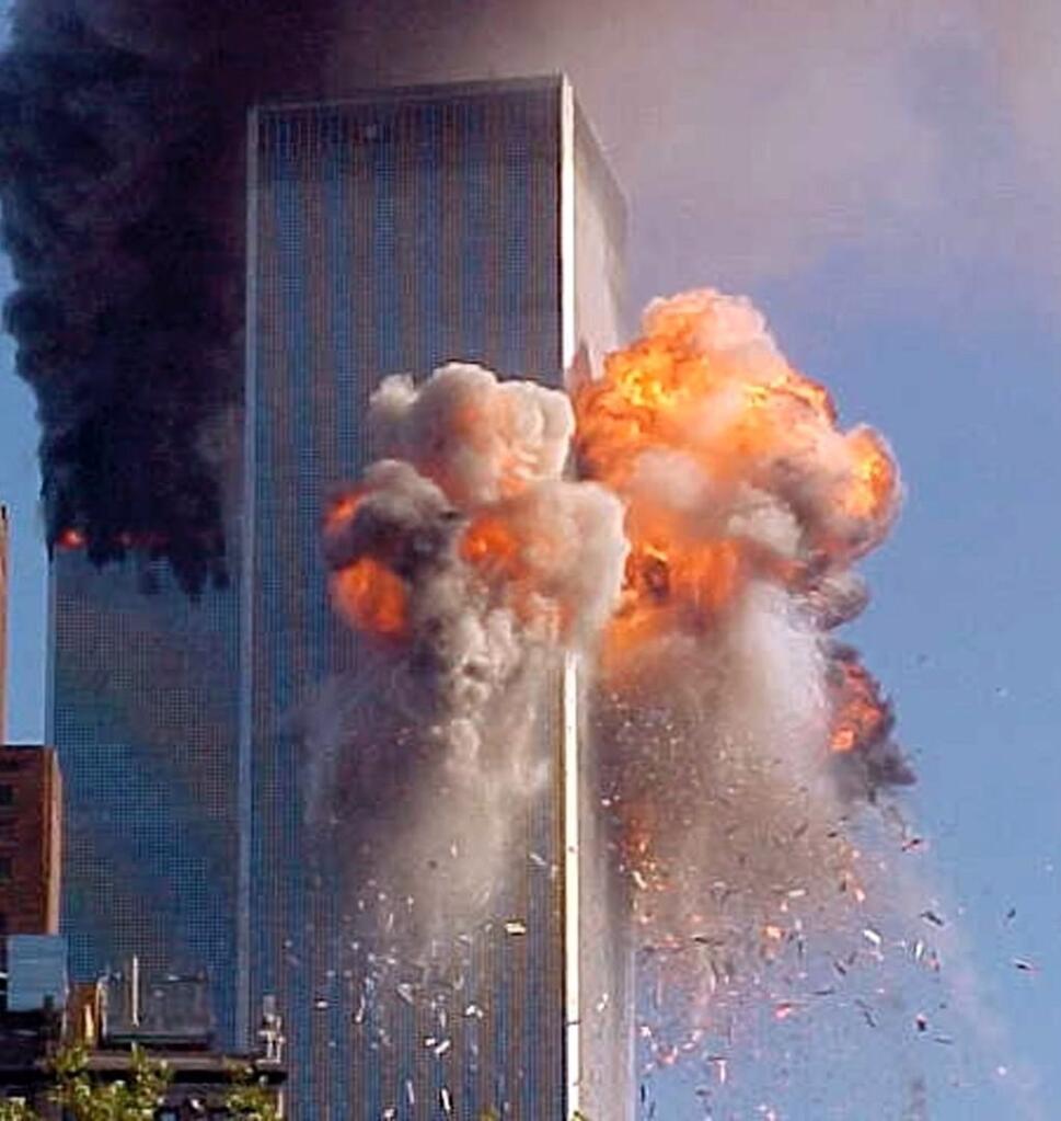 Toinen matkustajakone on juuri iskeytynyt toiseen World Trade Centerin pilvenpiirtäjistä.