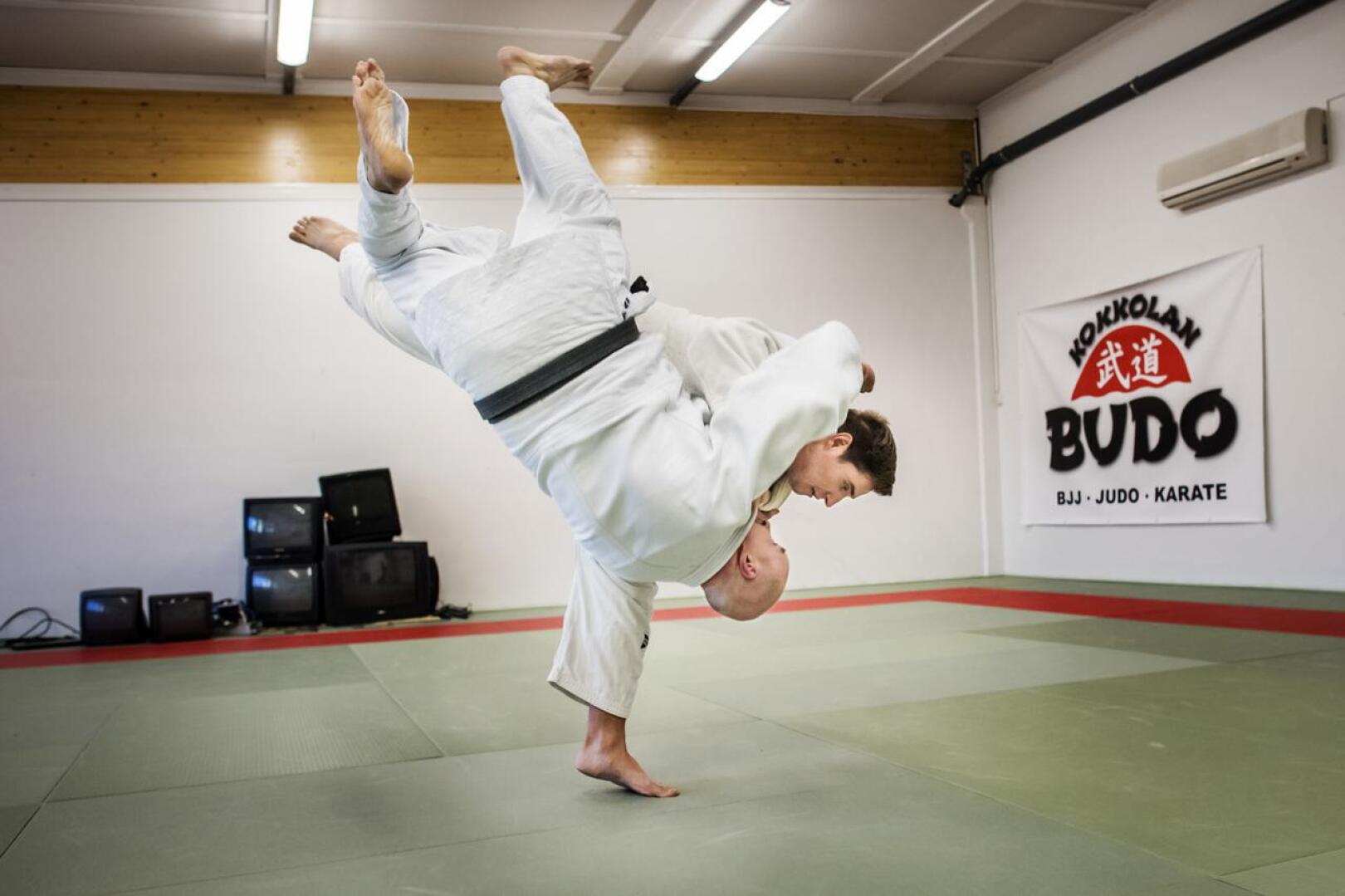 Eetu Pekola esittelee judon tekniikoita. Pekolan treenikaverina on Timo Sivula.