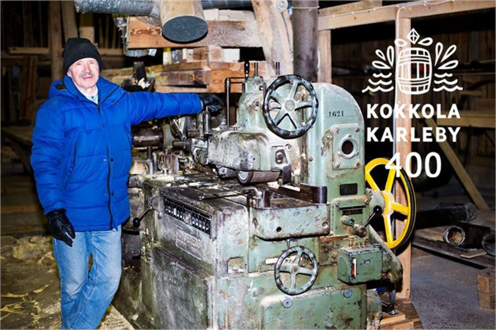 Klas-Erik Kåla 1960-luvulla hankitun ja edelleen aktiivikäytössä olevan Jonseredin höyläkoneen äärellä.