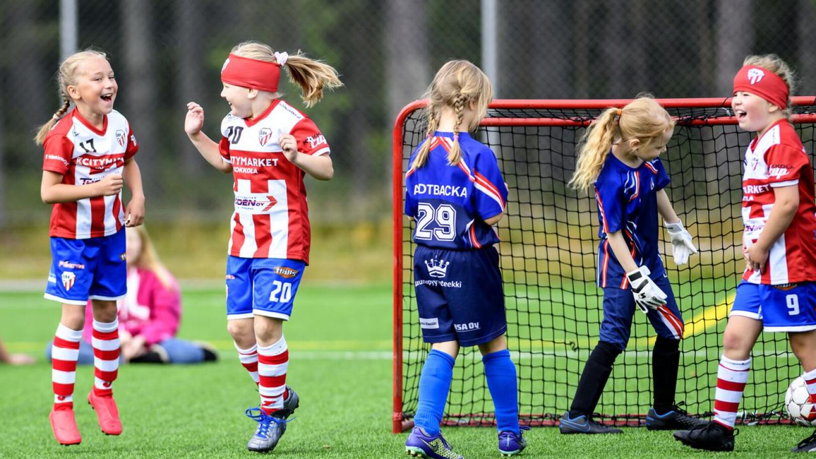Kesällä Kokkola cupissakin (kuva) GBK:n kohdanneet Lohtajan Veikkojen tytöt pääsivät viikonloppuna pelaamaan Veikkojen järjestämässä syysturnauksessa.