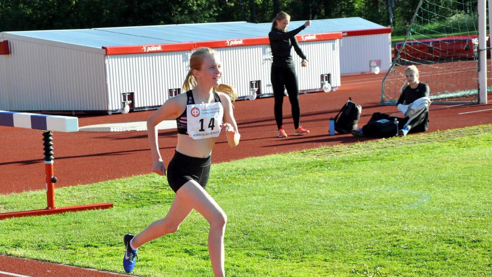 Reija-Elina Jylhä johti 3000 metrin juoksua lähdöstä maaliin. 
