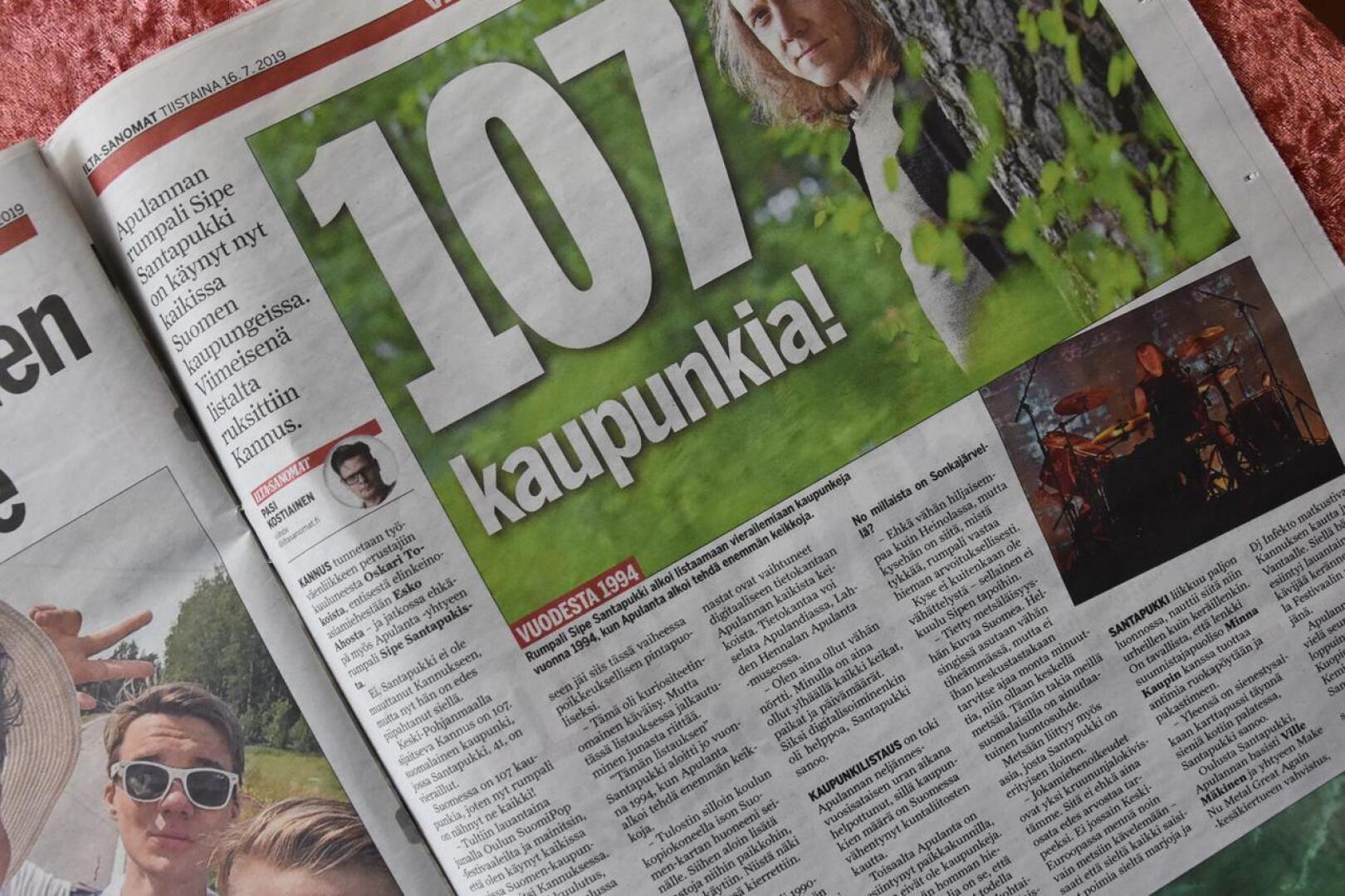 Kannus viimeisenä. Suomessa on 107 kaupunkia, joten nyt rumpali Sipe Santapukki on nähnyt ne kaikki! Viime lauantaina hän vietti 10 minuuttia Kannuksen rautatieasemalla.