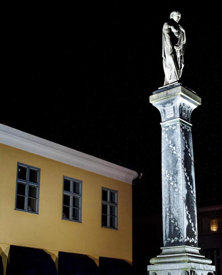 Mannerheimin aukion patsas pystytettiin Kokkolan 300-vuotisjuhlassa.