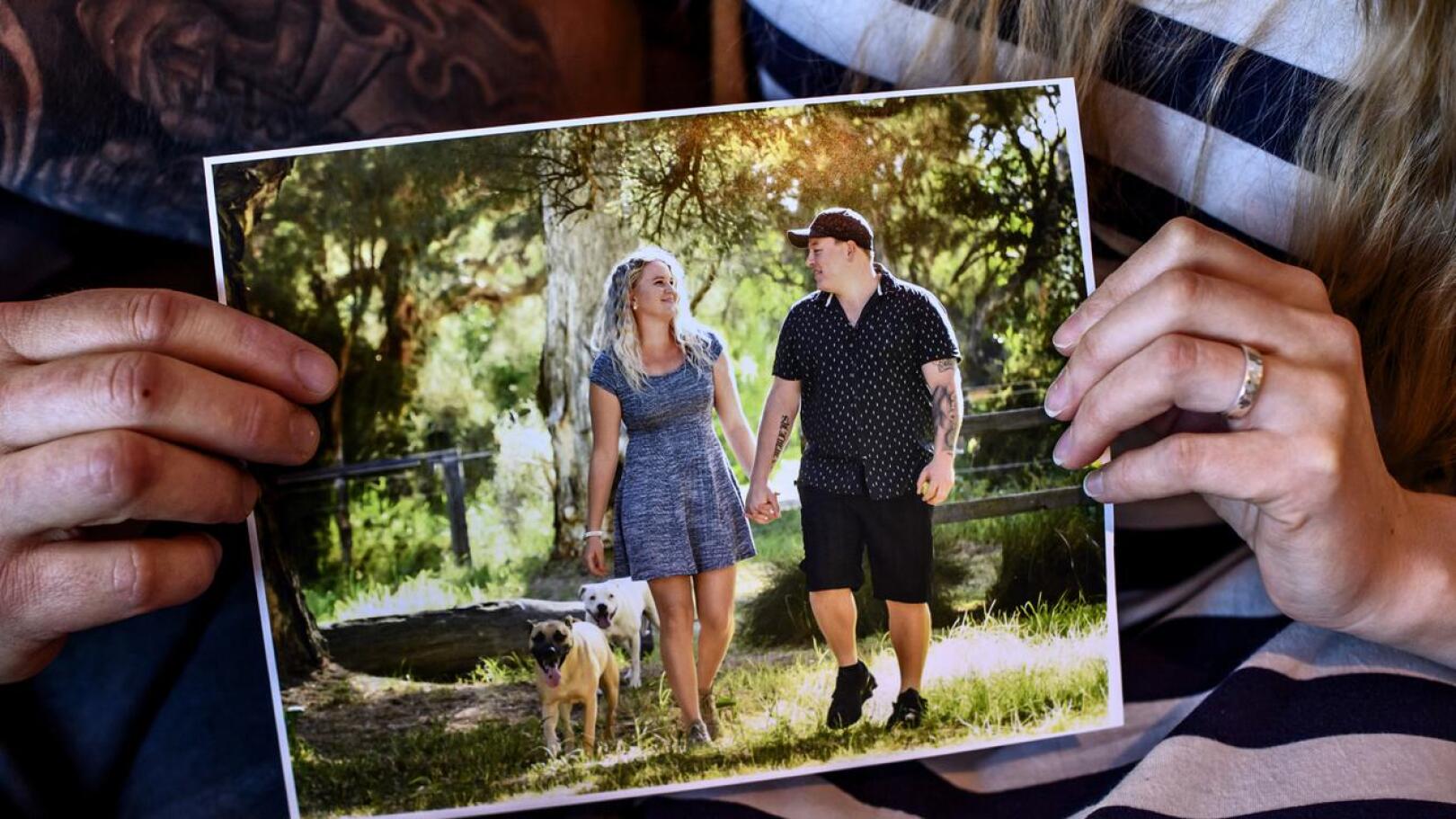 Iina ja Michael koiriensa Rockyn ja Stellan kanssa Australiassa vuonna 2017. He saivat tämän kuvauksen palkinnoksi valokuvakisasta, johon he lähettivät koirakuvan.