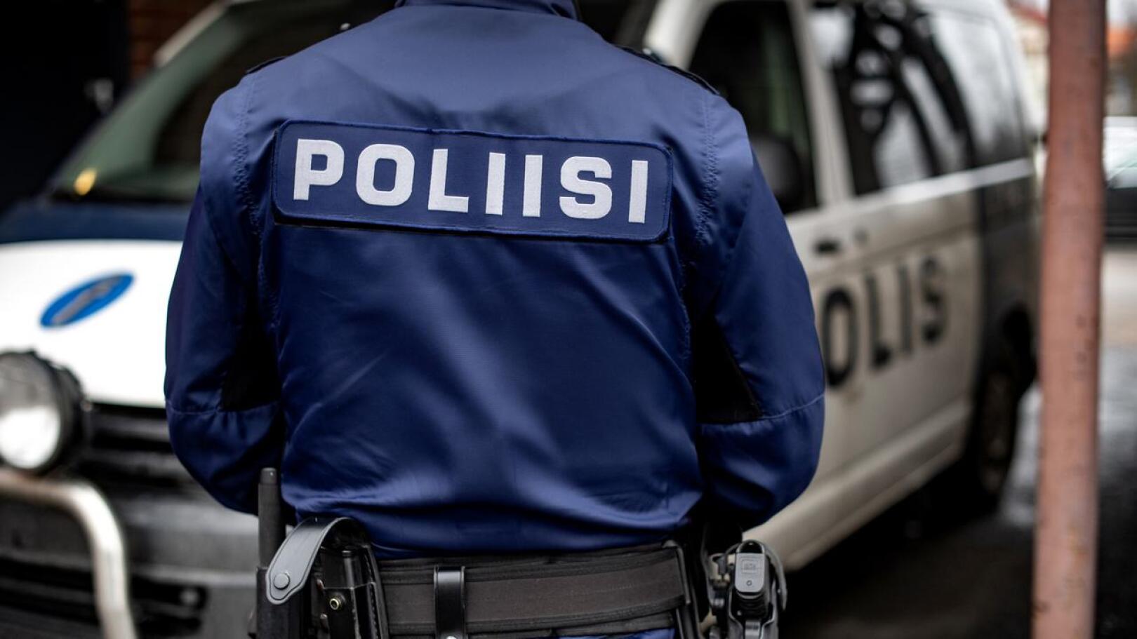 Poliisi teki Pietarsaaressa kotietsintöjä sunnuntaina.