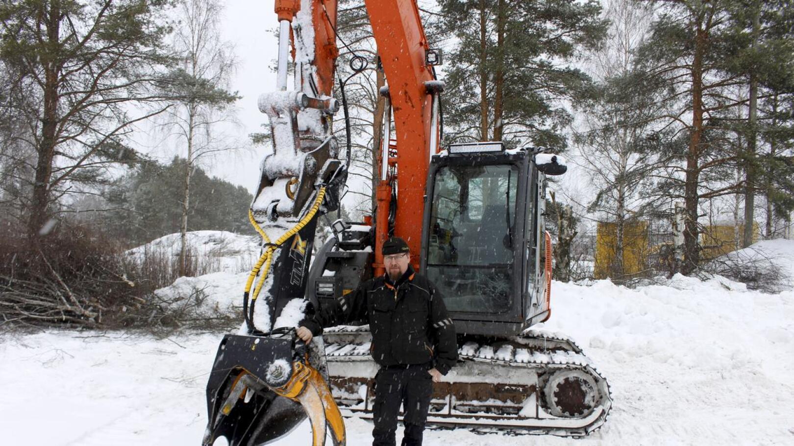 Onnea! Torstain nimipäiväsankari Ilkka Nisula on viime aikoina poistanut pihakoivuja kaivinkoneeseen liitetyllä kouralla.
