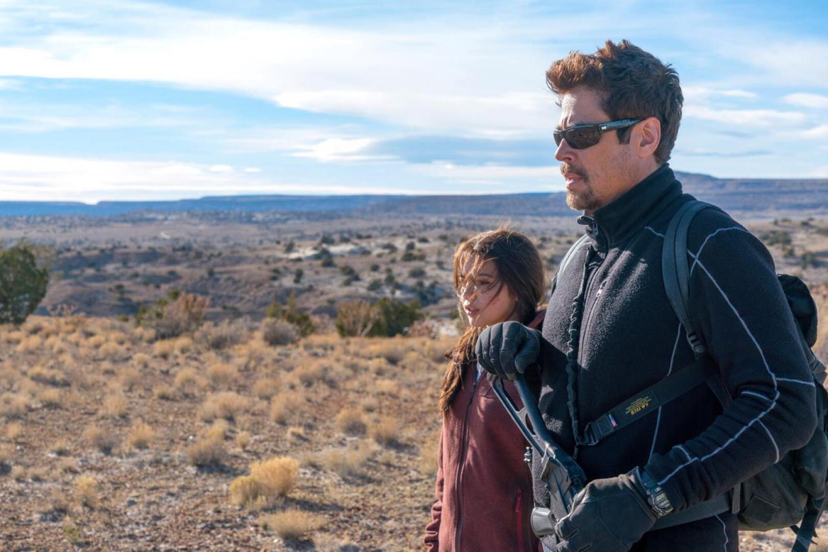 Benicio Del Toro joutuu erämaaoppaaksi rikolliskartellin pomon tytärtä esittävälle Isabela Monerille elokuvassa Sicario 2: Soldado. 