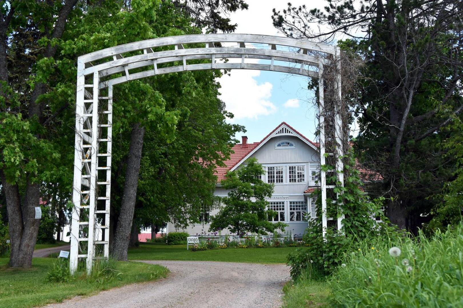 Jedu omistaa muun muassa Ruustinnanhovin sekä sitä ympröivän puistoalueen ja puutarhan.