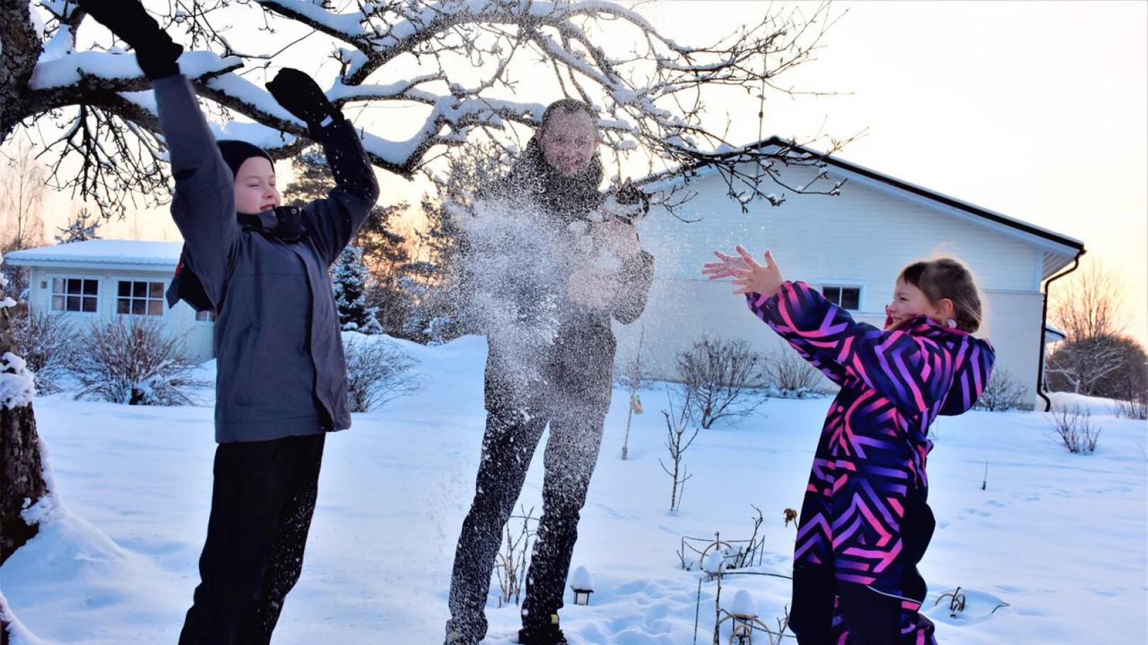 Rudin perheen lapset, tytär Zlata ja poika Timofii, ihastuivat Suomessa lumeen.