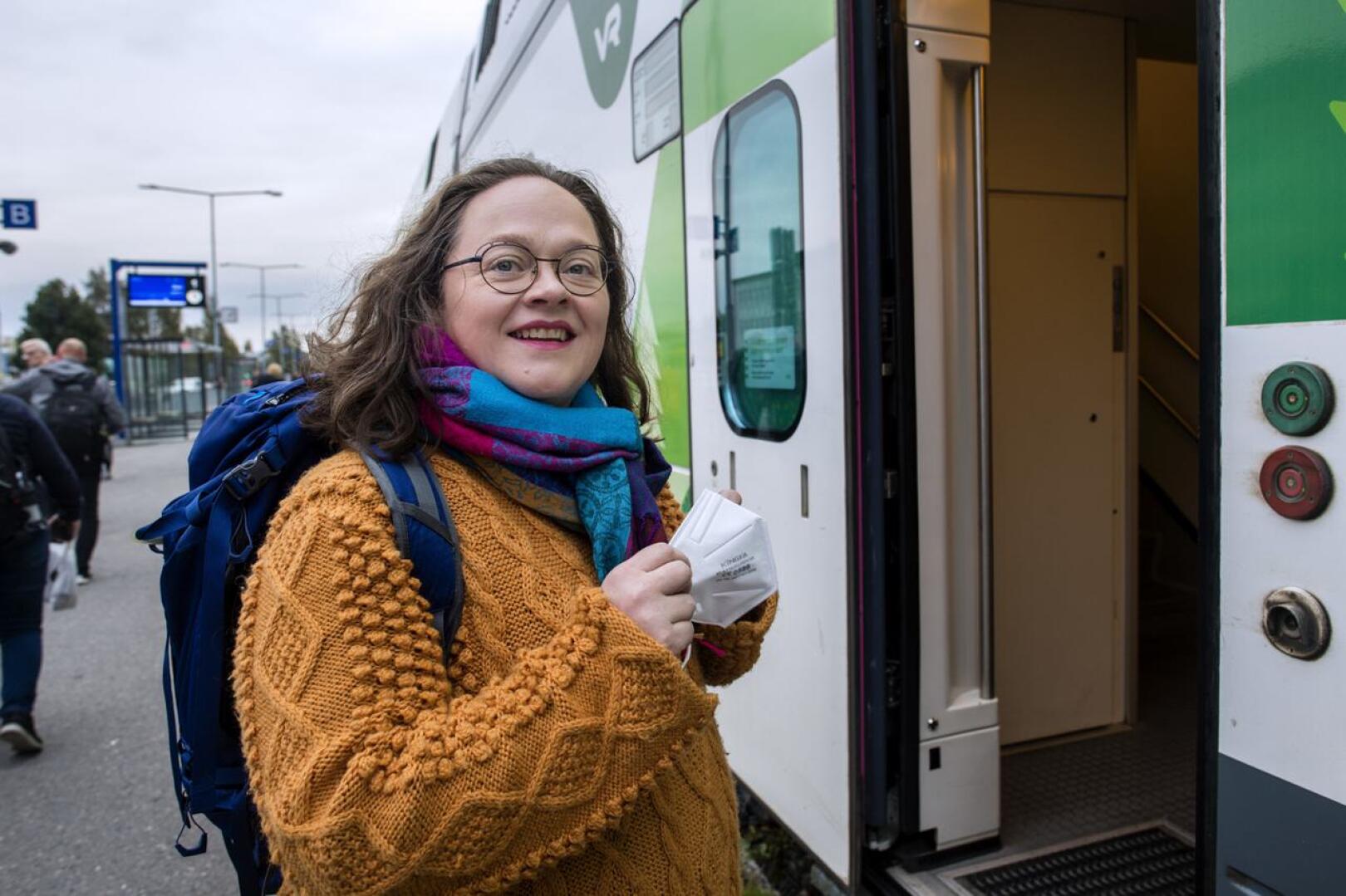 Kuoronjohtaja Marita Kaakinen käyttää maskia junassa reissatessan Ouluun kuoronsa harjoituksiin, mutta itse harjoituksissa maskeja ei tarvita, sillä turvavälit riittävät.