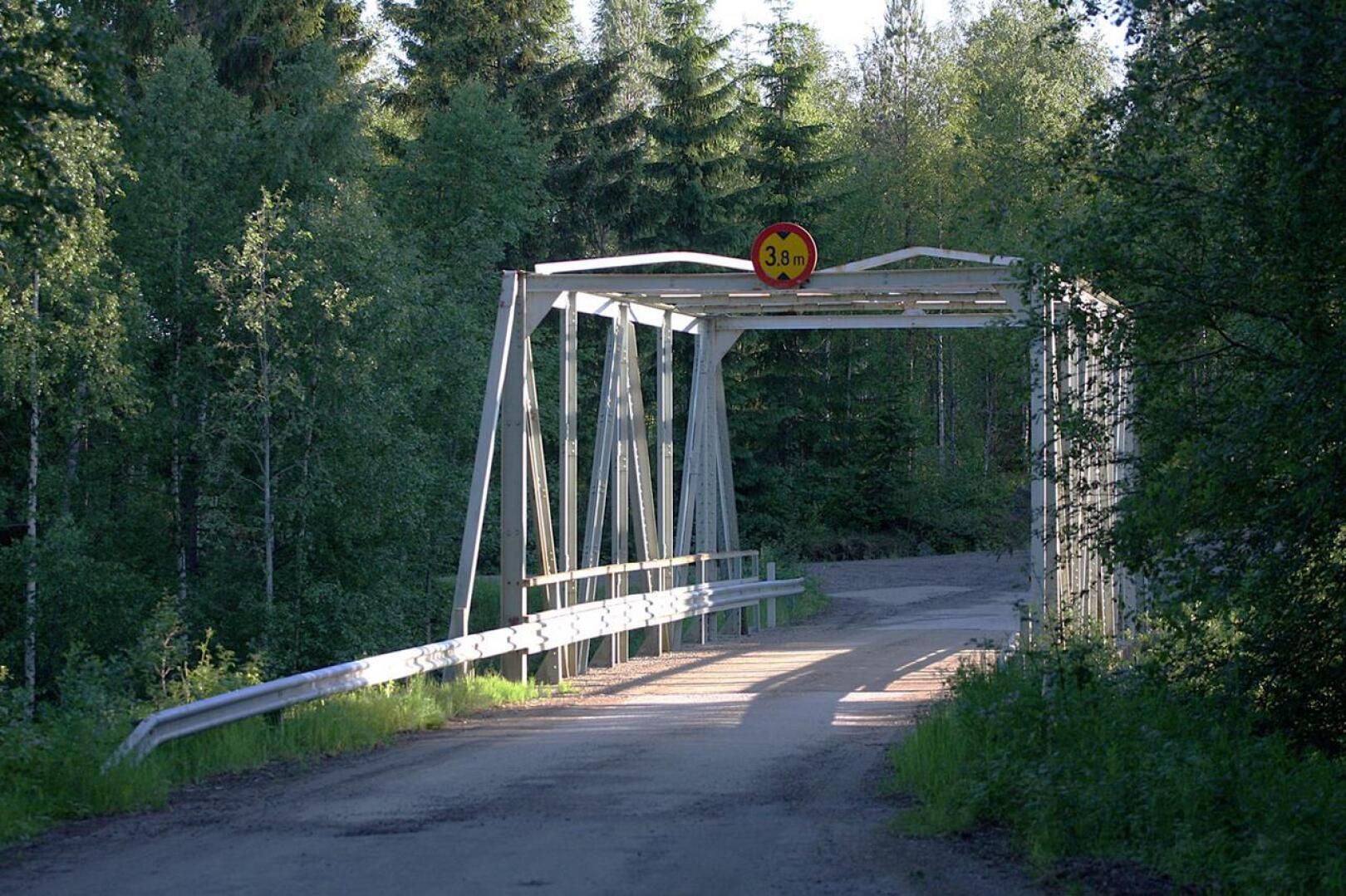 Ennen Perhoa rautasilta oli Vetelin Siponkoskella vuosina 1973-2010. Siponkoskella sillassa oli jäljellä vielä kattopalkit.
