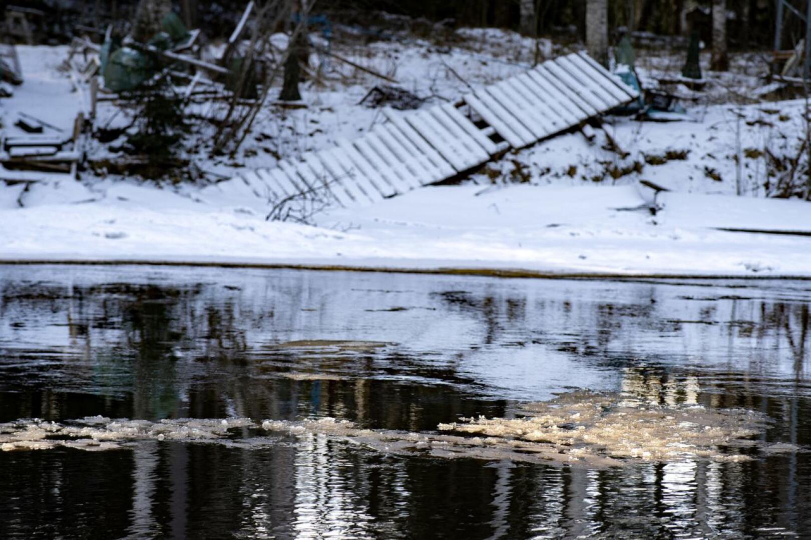 Perhonjoen virtaama oli helmikuussa keskimäärin kolminkertainen keskimääräiseen helmikuuhun verrattuna. Nyt virtaamat ovat laskussa. Kuva on Kokkolasta läheltä Storån siltaa.