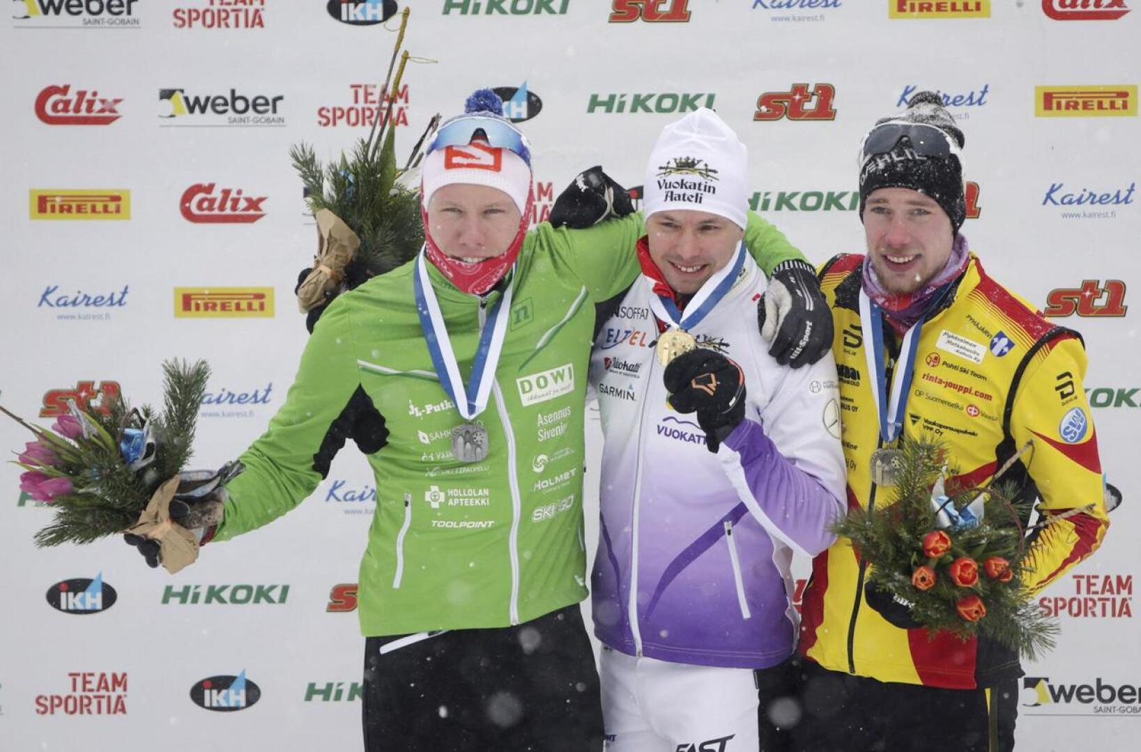 Verneri Suhonen, Martti Jylhä ja Joni Mäki (oik.) hiihtivät mitaleille sunnuntaina.