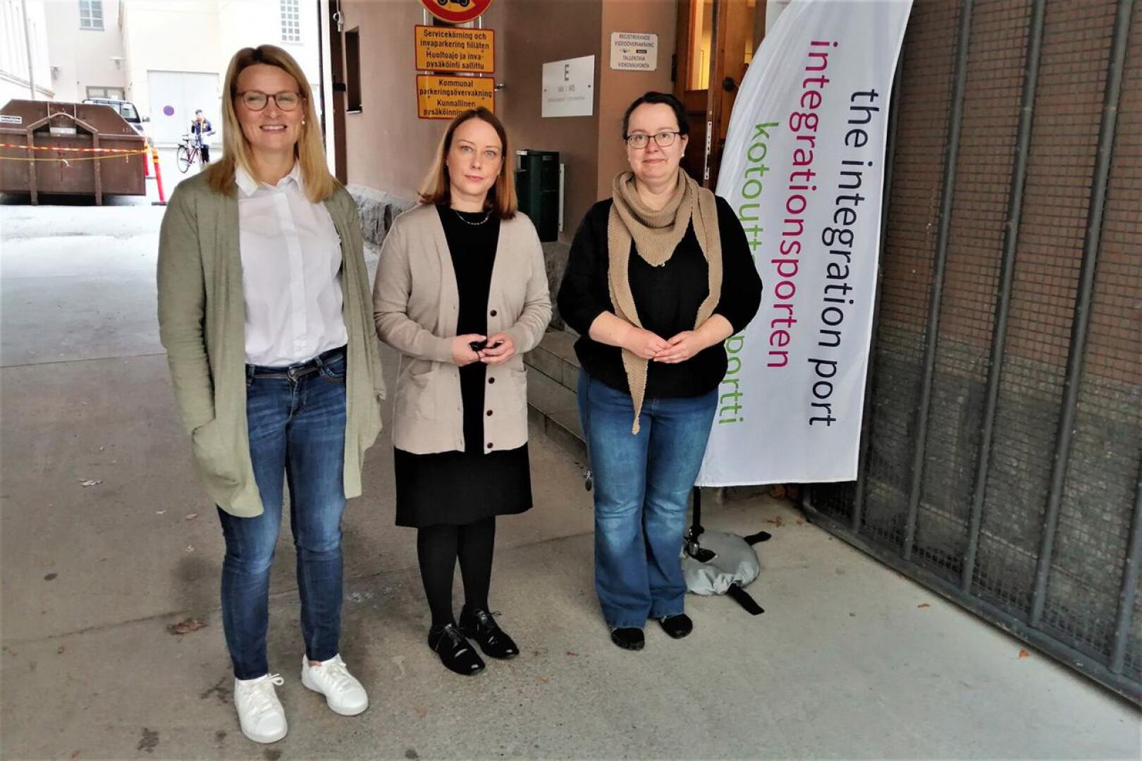 Eva Gädda, Johanna Järvikivi ja Anna Kotka-Bystedt Kotouttamisportin ovella. 