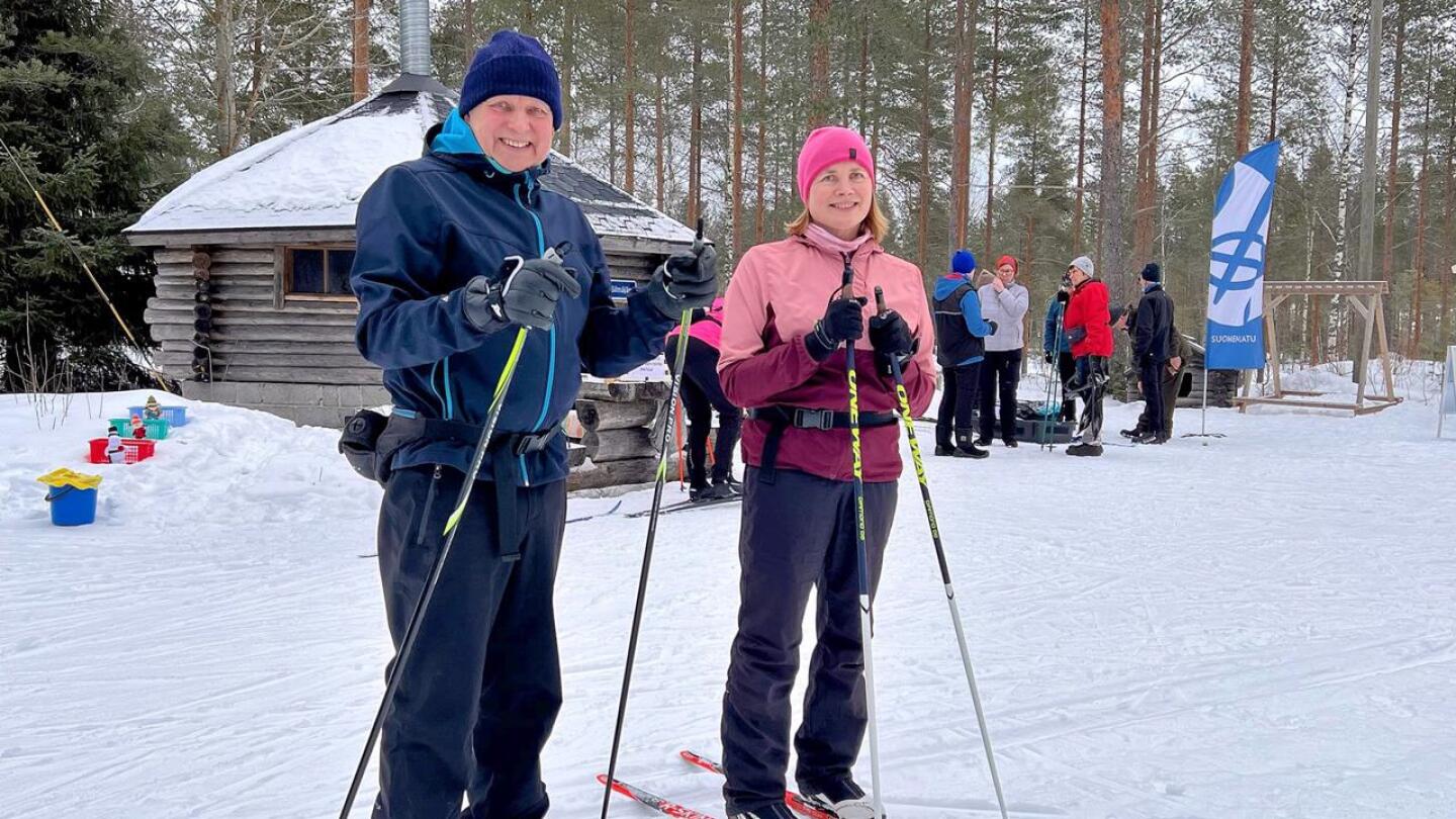 Hyvää oloa hiihdosta. Tapio ja Susanna Uimonen Kälviän Vuolteelta ovat hyvin tyytyväisiä Kannuksen latujen kuntoon.