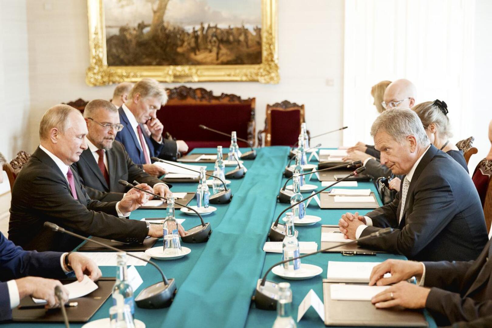 Presidentti Sauli Niinistö kertoi ruotsalaiselle uutistoimisto TT:lle aikovansa soittaa Venäjän presidentti Vladimir Putinille. Kuva presidenttien tapaamisesta Suomessa vuonna 2019. 