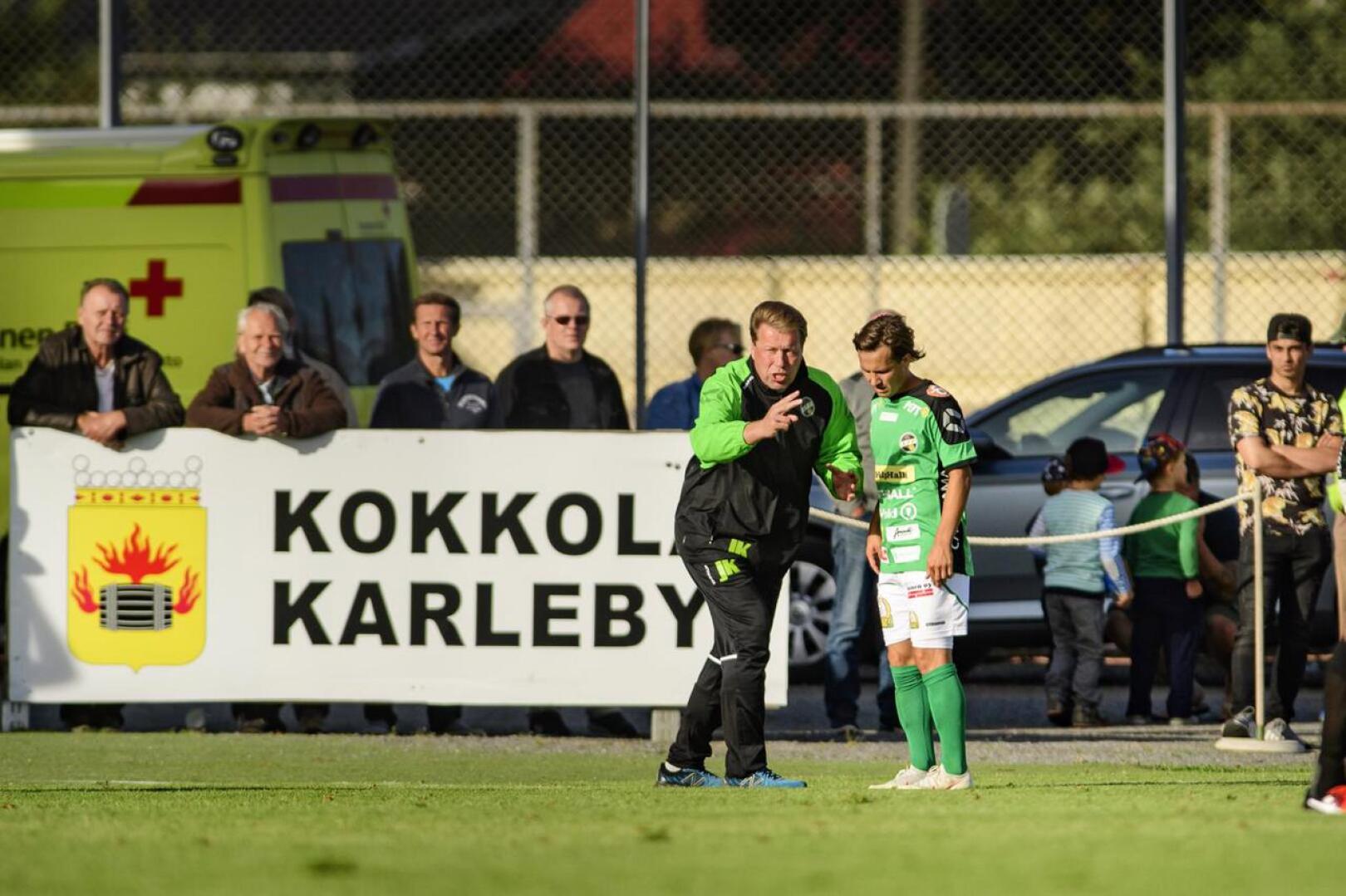 Jarmo Korhonen evästi Sebastian Mannströmiä kesken edellisen IFK-pelin, joka päättyi Keskuskentällä tasan 2-2.