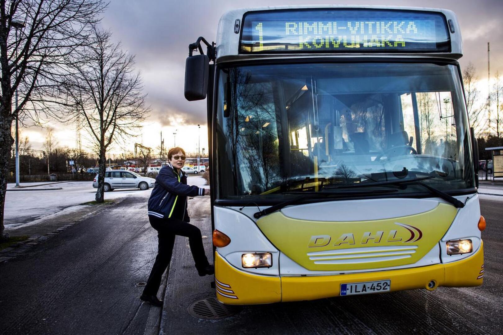 Linja-autonkuljettaja Anne Mattinen. Joulukuussa linja 1:n bussi koukkaa Heinolankaaren alueen kautta. 