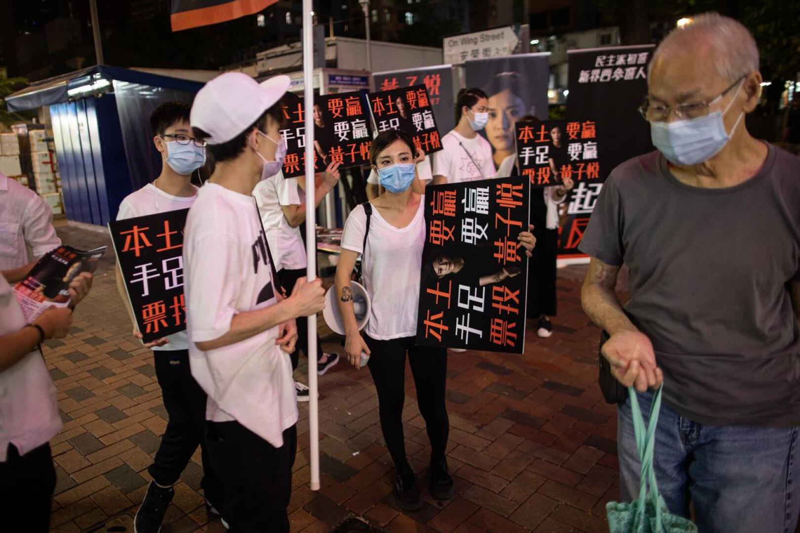 Wong Ji-yuet (keskellä) oli kampanjoimassa Hongkongin demokratialiikkeen esivaalia varten. Vaalissa valitaan ehdokkaat syksyn paikallishallintovaaleihin. Oppositio pelkää, ettei se voi voittaa vaaleja, koska hallitus estää heitä asettumasta ehdolle.