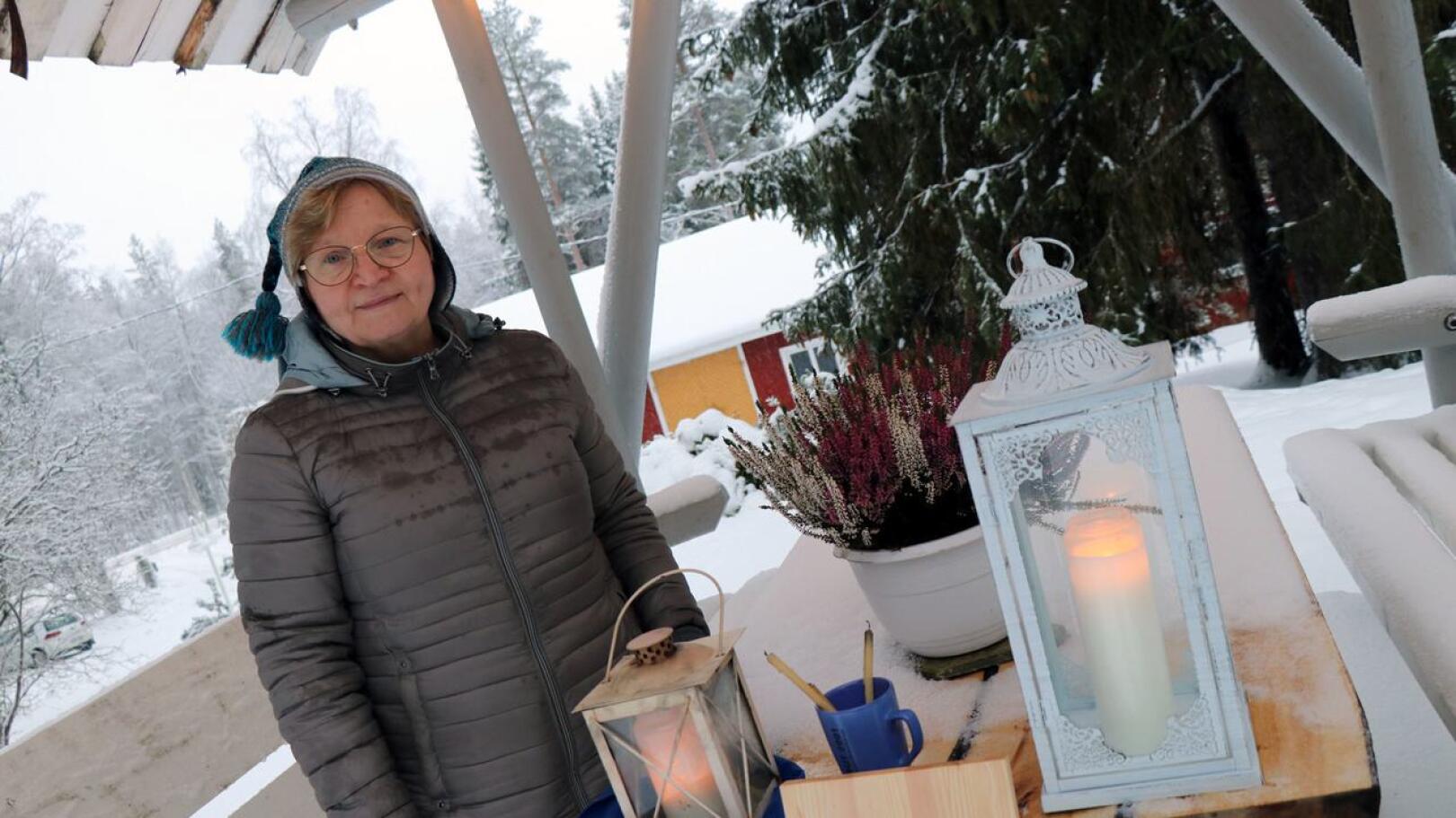 Rauhantuli palaa Merja Heikkilän kotipihan keinussa, jossa sitä voi noutaa omiin lyhtyihin loppiaiseen saakka. Joulun aikaan rauhantulta on jaossa myös kirkkomailla.