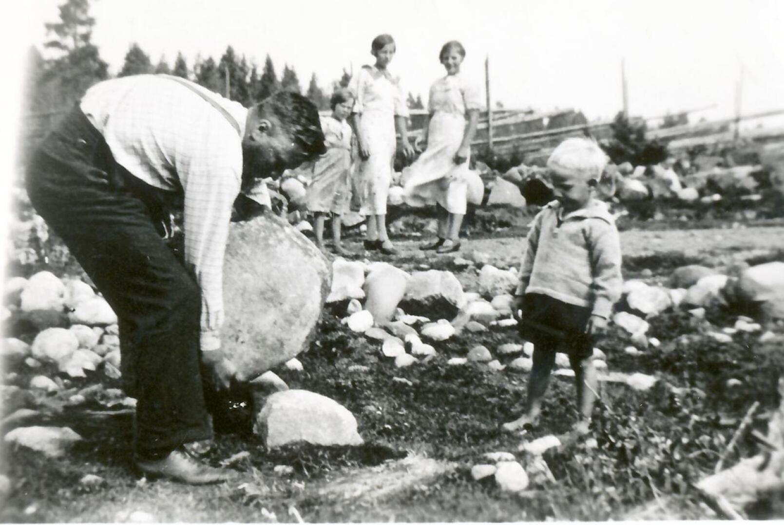 Väkikivi nousee Johannes Viitalan väkevissä käsissä. Pikkupoika Aatos Viitala. Kuva otettu vuonna 1932. 