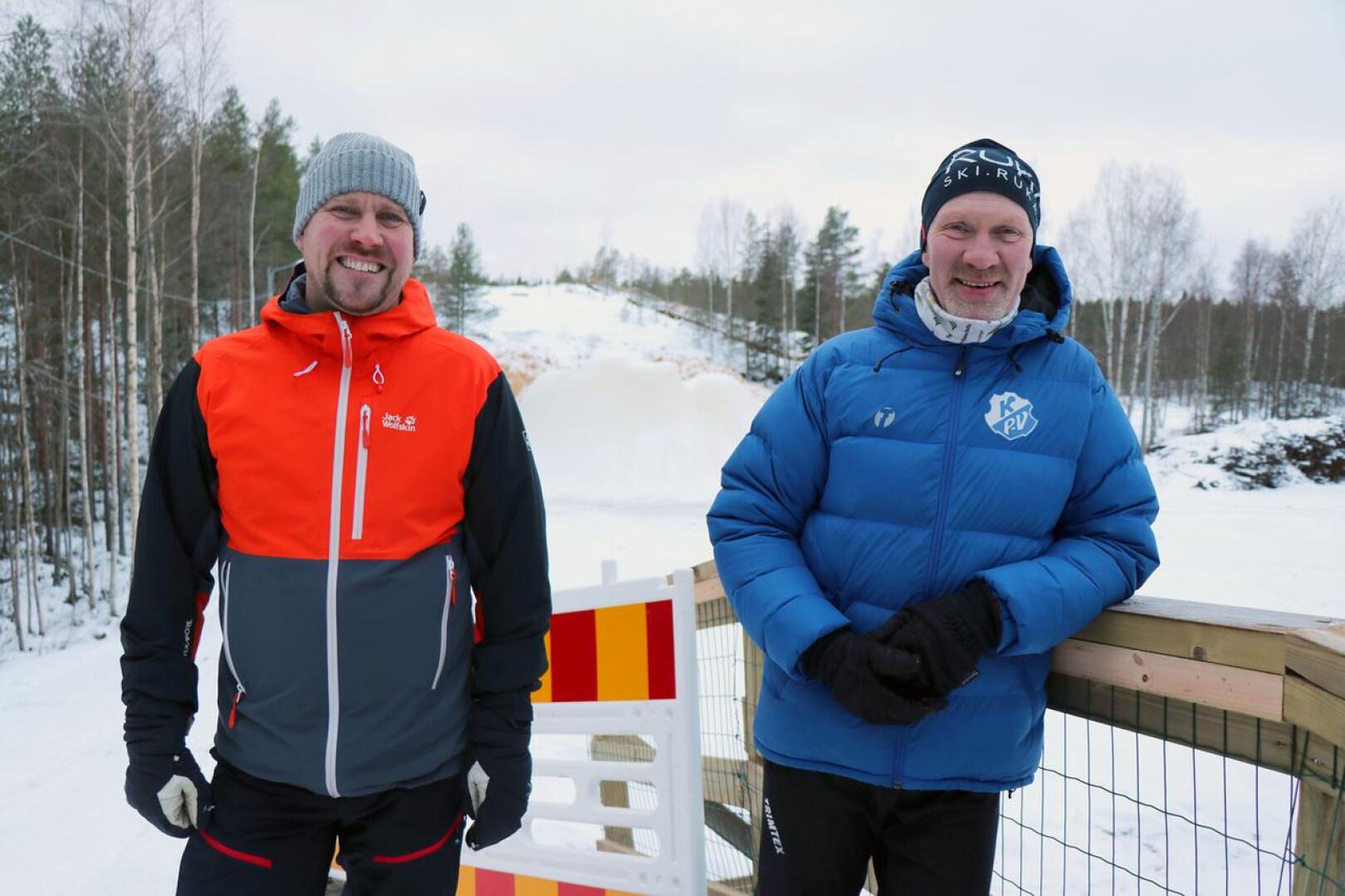 Petri Känsälä ja Asko Huntus kertovat, että vuoden 2023 maakuntaviestin valmistelut ovat Kaustisella jo hyvässä vauhdissa. Latupohjia ja hiihtosiltoja on kunnostettu. Taustalla näkyy myös kisaa varten tehty tykkilumikasa.