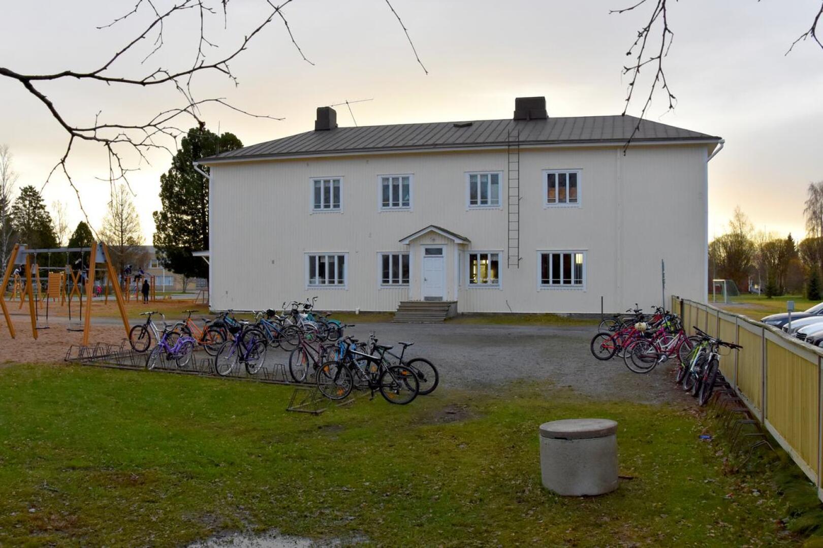 Koutosen puukoulu on rakennettu 1935. Etelä-Pohjanmaan ely-keskus on antanut rakennusperinnön suojelemisesta annetun lainmukaisen vaarantamiskieltopäätöksen koskien Koutosen koulua.