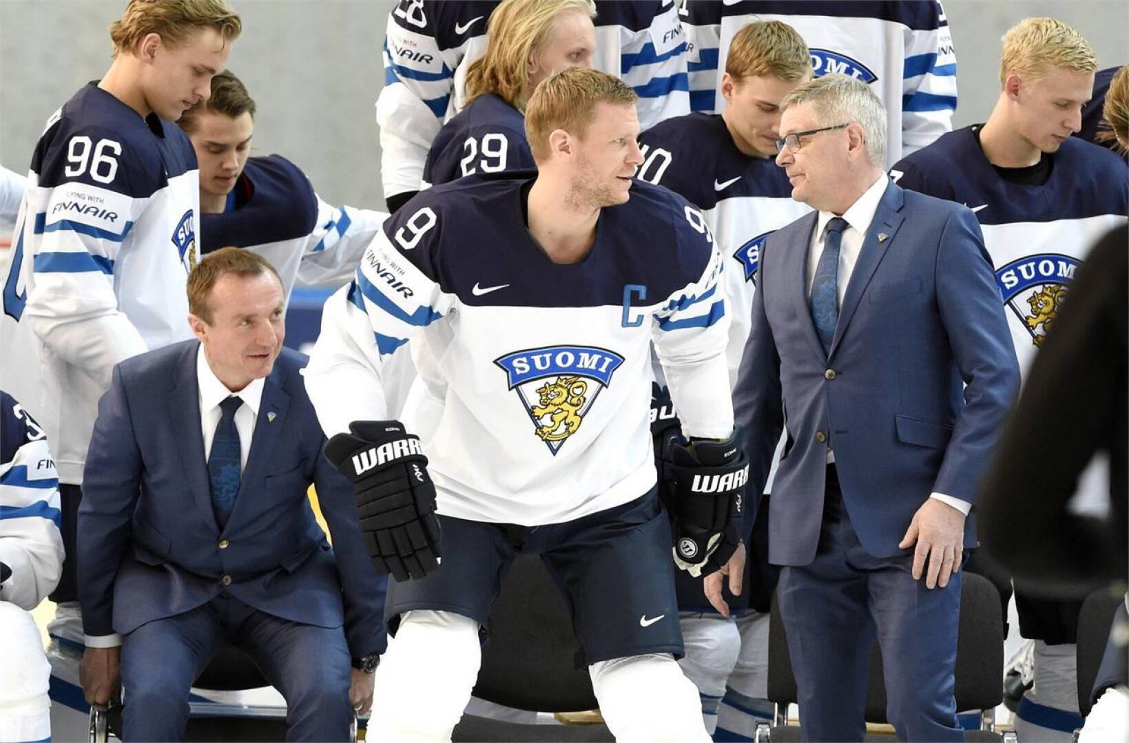 Kari Savolainen (oik.) poseerasi joukkuekuvassa Leijona-miehistön kanssa Venäjän MM-kisojen yhteydessä Pietarissa toukokuussa 2016. LEHTIKUVA / JUSSI NUKARI