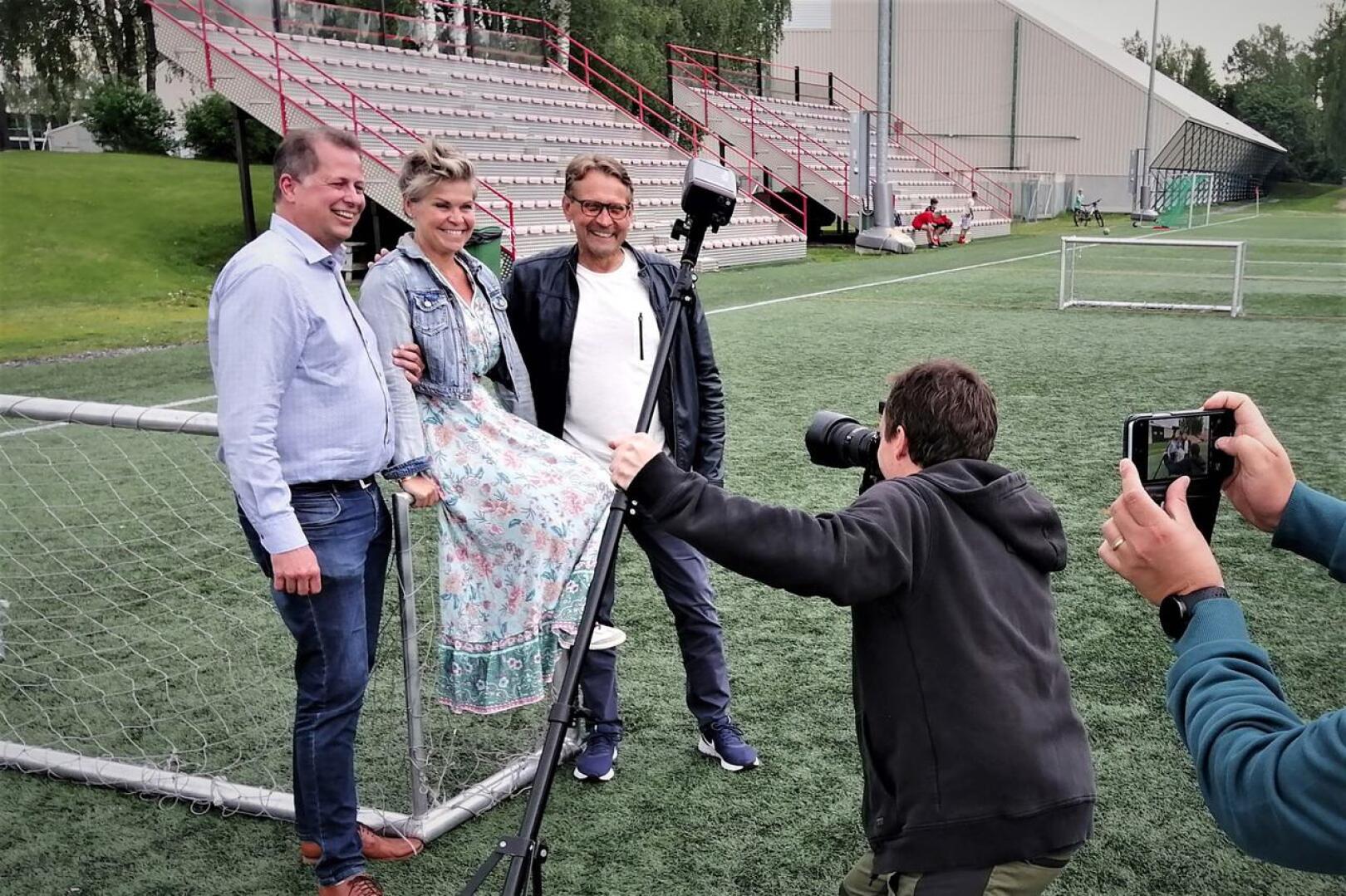Pietarsaaren Länsikentällä eli tulevan Project Liv Arenan paikalla oli perjantaina jopa mediatapahtuman henkeä. Pikkumaalille kokoontuneina Kenneth Mörk, Nina Brännkärr-Friberg ja Björn Anderssén. 