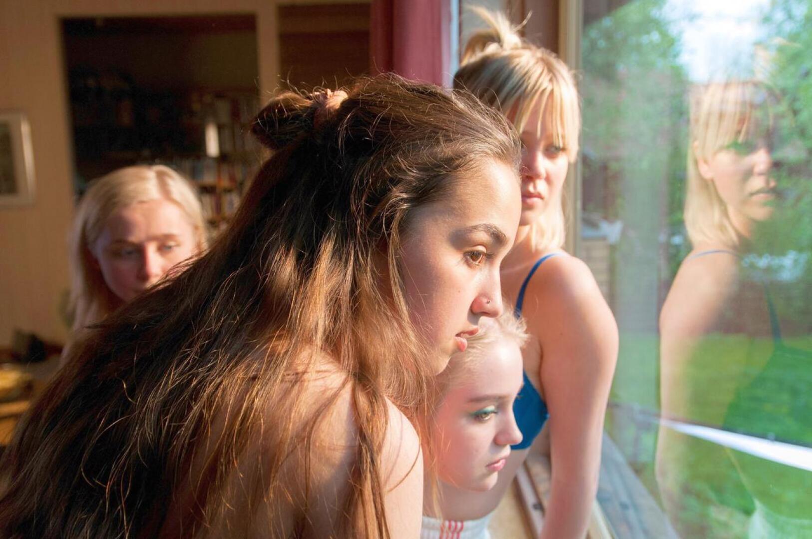 Yksittäistapauksen lyhytelokuvassa Tyttöbileet Anna Kare, Yasmin Najjar, Elsa Marjanen ja Alisa Röyttä ikkunan takana.