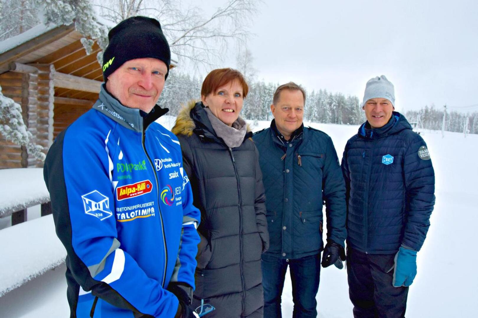 Hannu Karstunen, Pirkko Ekdahl, Jani Huuha ja Raimo Jussila esittelivät viime talvena Haapaveden Aakonvuoren maastoihin tälle vuodelle myönnettyjä SM-kisoja.