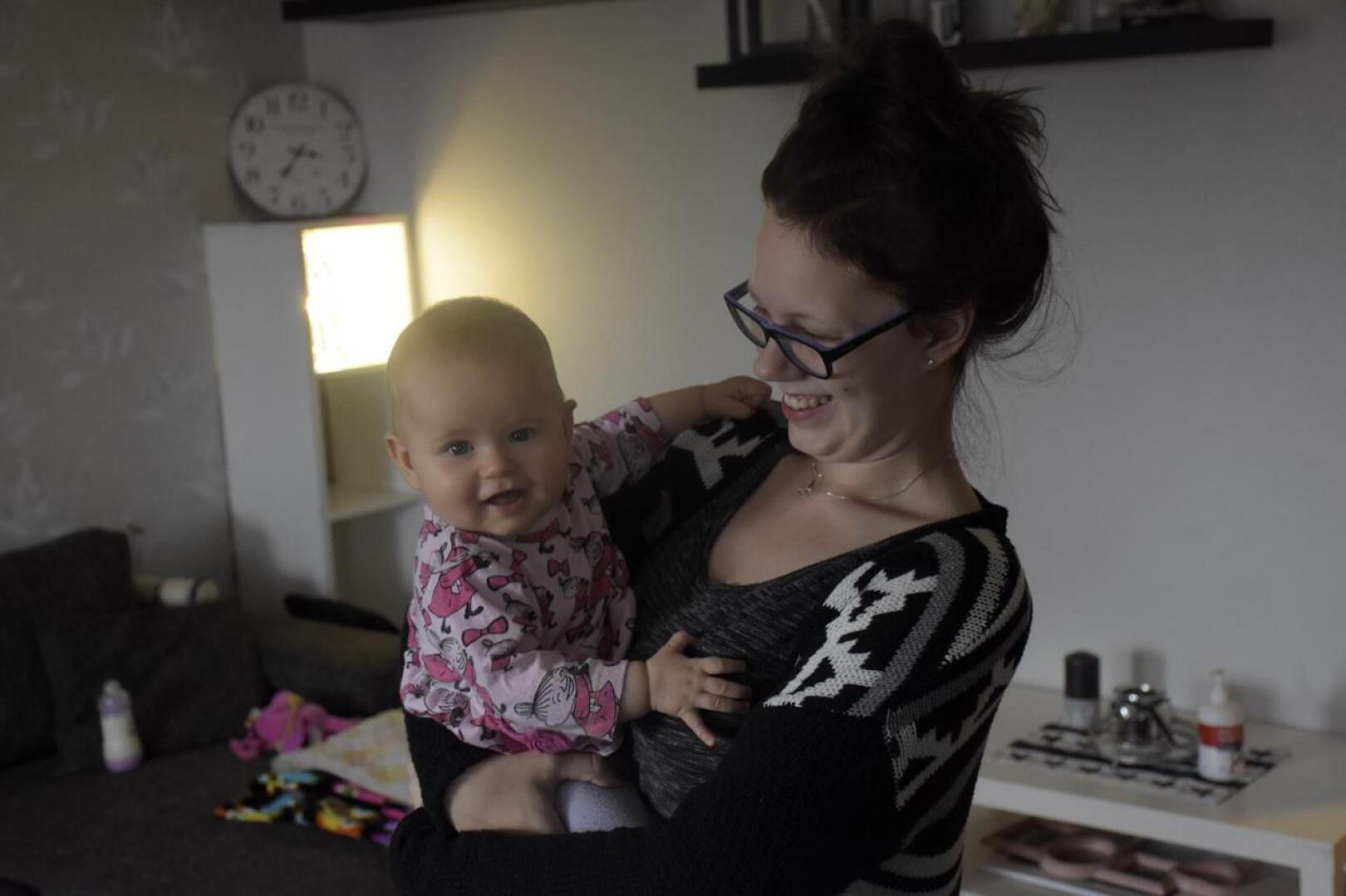 Pedersöreläisen Tea Kotisaaren 6 kuukauden ikäinen Aada-tyttö sairastui hinkuyskään ja joutui osastohoitoon. 