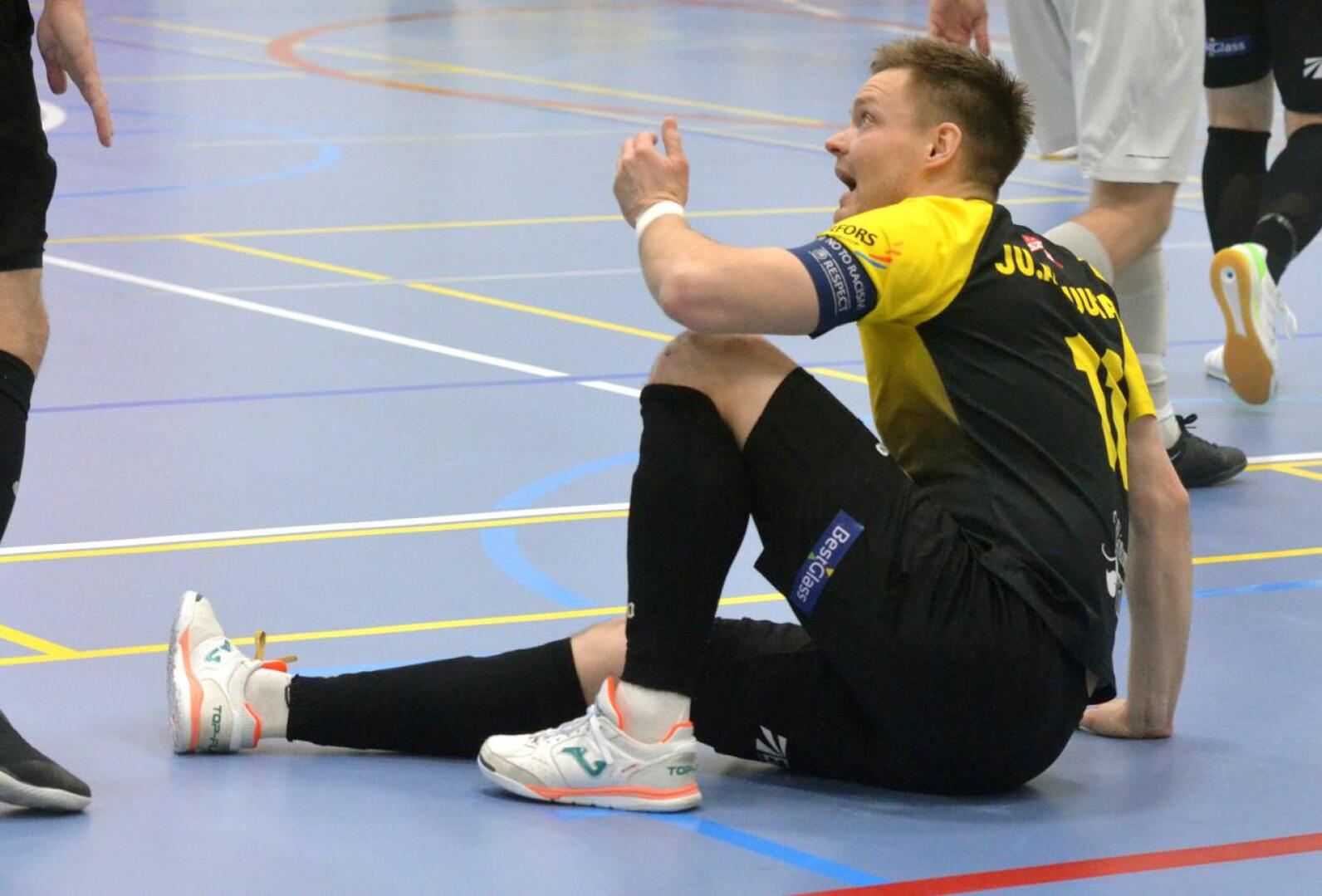 Apuvalmentaja Juho Alasuutari on lupautunut auttamaan Vieska Futsalia tarvittaessa myös kentällä.
