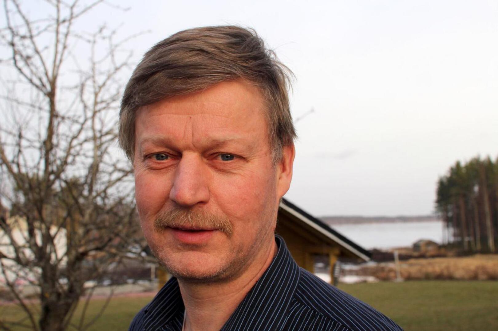 Halsuan kirkkovaltuuston puheenjohtaja Paavo Hietalahti kuuluu Halsuan seurakunnan neuvotteludelegaatioon. Arkistokuva.