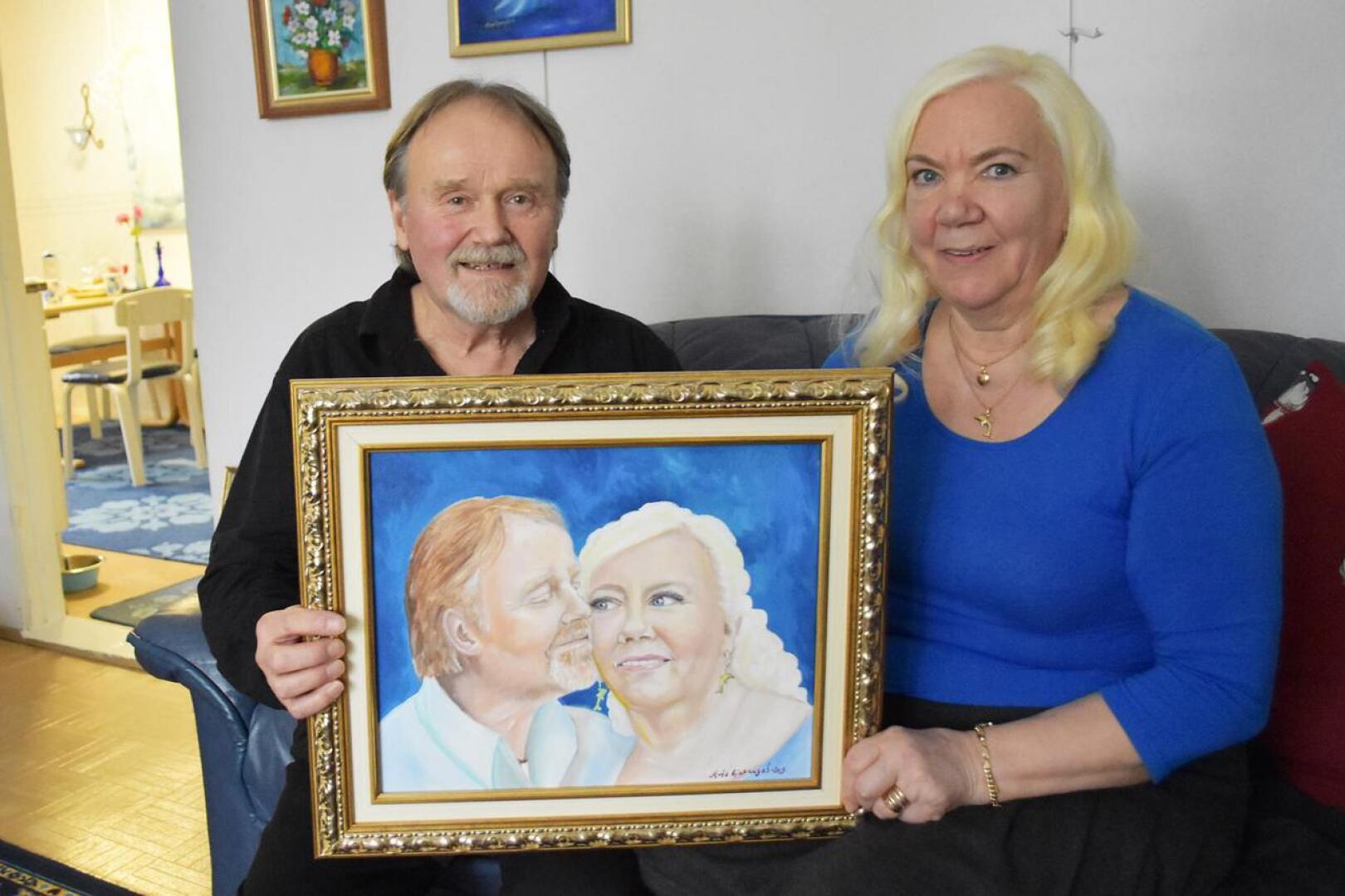 Kari ja Anna-Liisa Tuovila tuumivat, että 52 avioliittovuoden aikana on tultu jo aika tutuiksi. Maalauksen on tehnyt parin tytär Marjo, mallina vanhempiensa 30-vuotishääpäivän valokuva.
