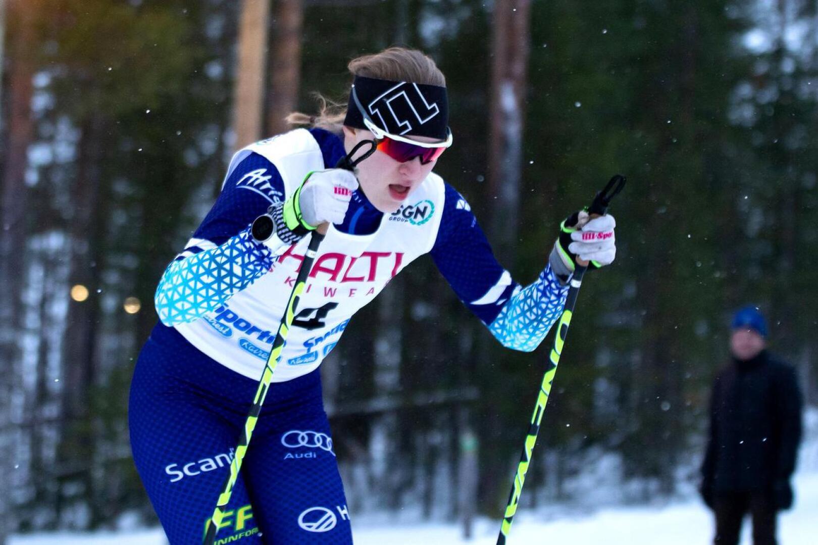 Tiia Olkkonen voitti kultaa nuorten SM-hiihtojen avauspäivänä. Kuva on Vuokatissa hiihdetystä Skandinavia-cupin kisasta.